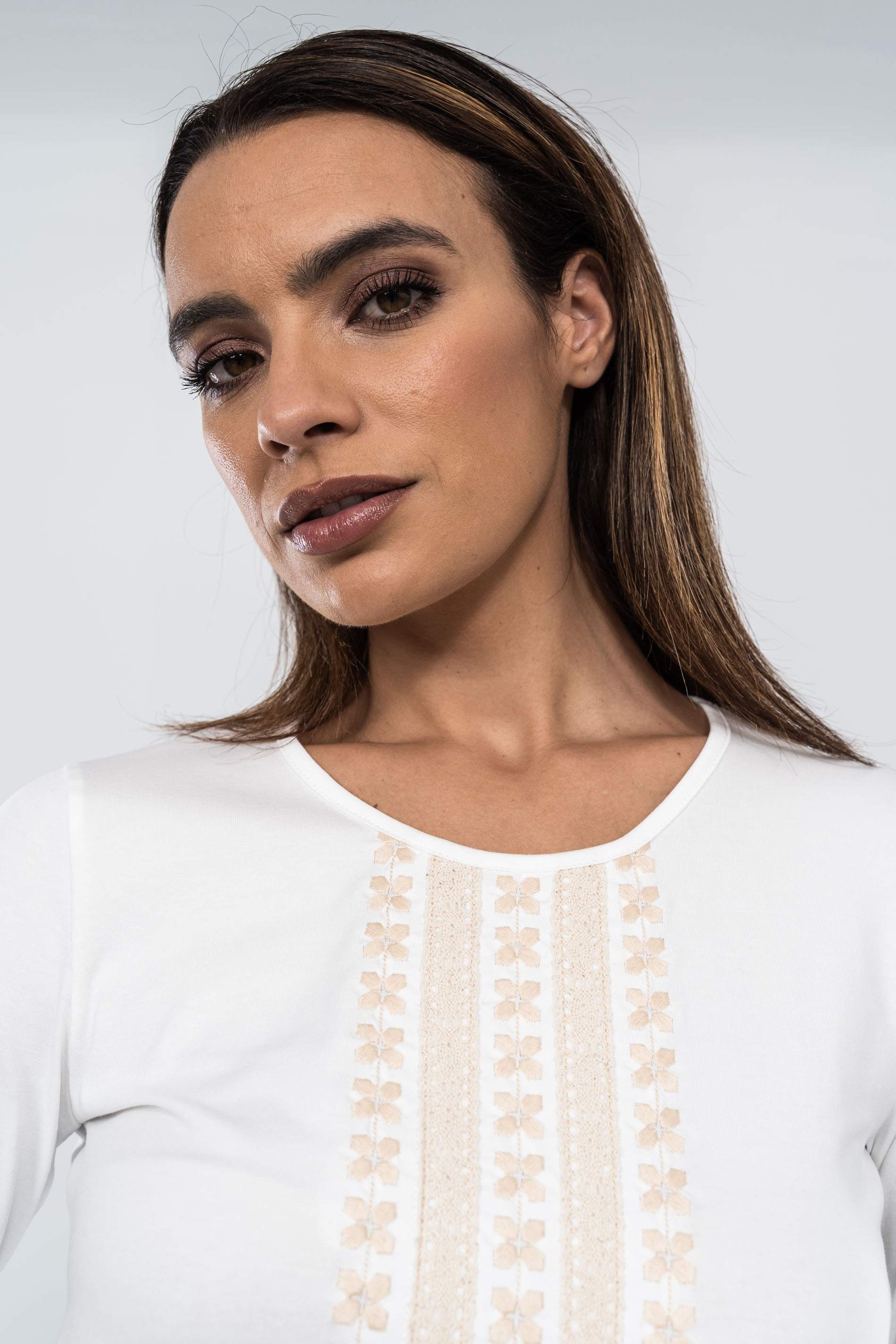 CAMISETA BORDADA ENTREDOS