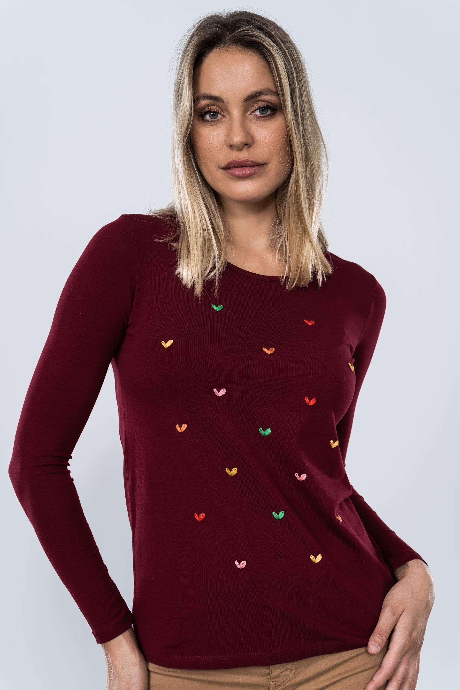 CAMISETA BORDAD CORAZONES BURDEOS