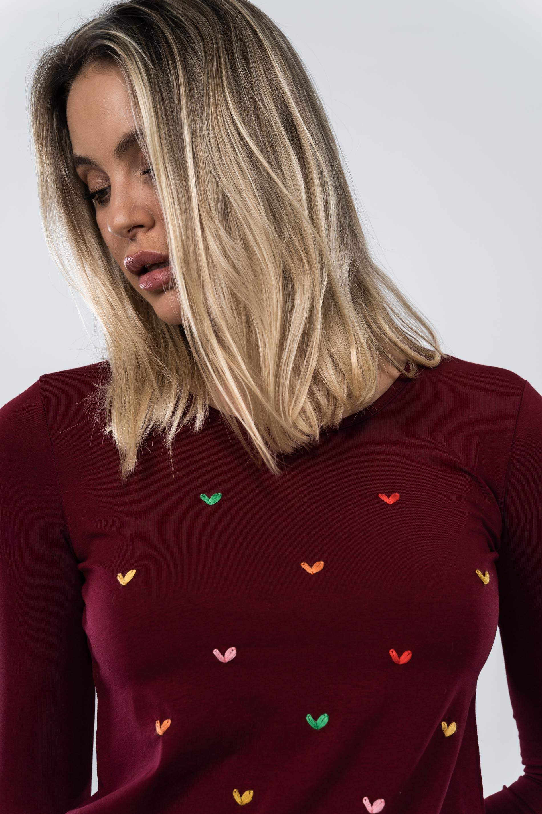 CAMISETA BORDAD CORAZONES BURDEOS
