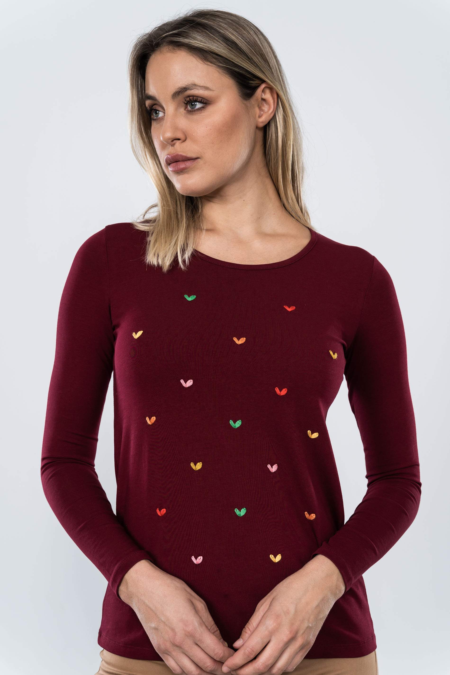 CAMISETA BORDAD CORAZONES BURDEOS