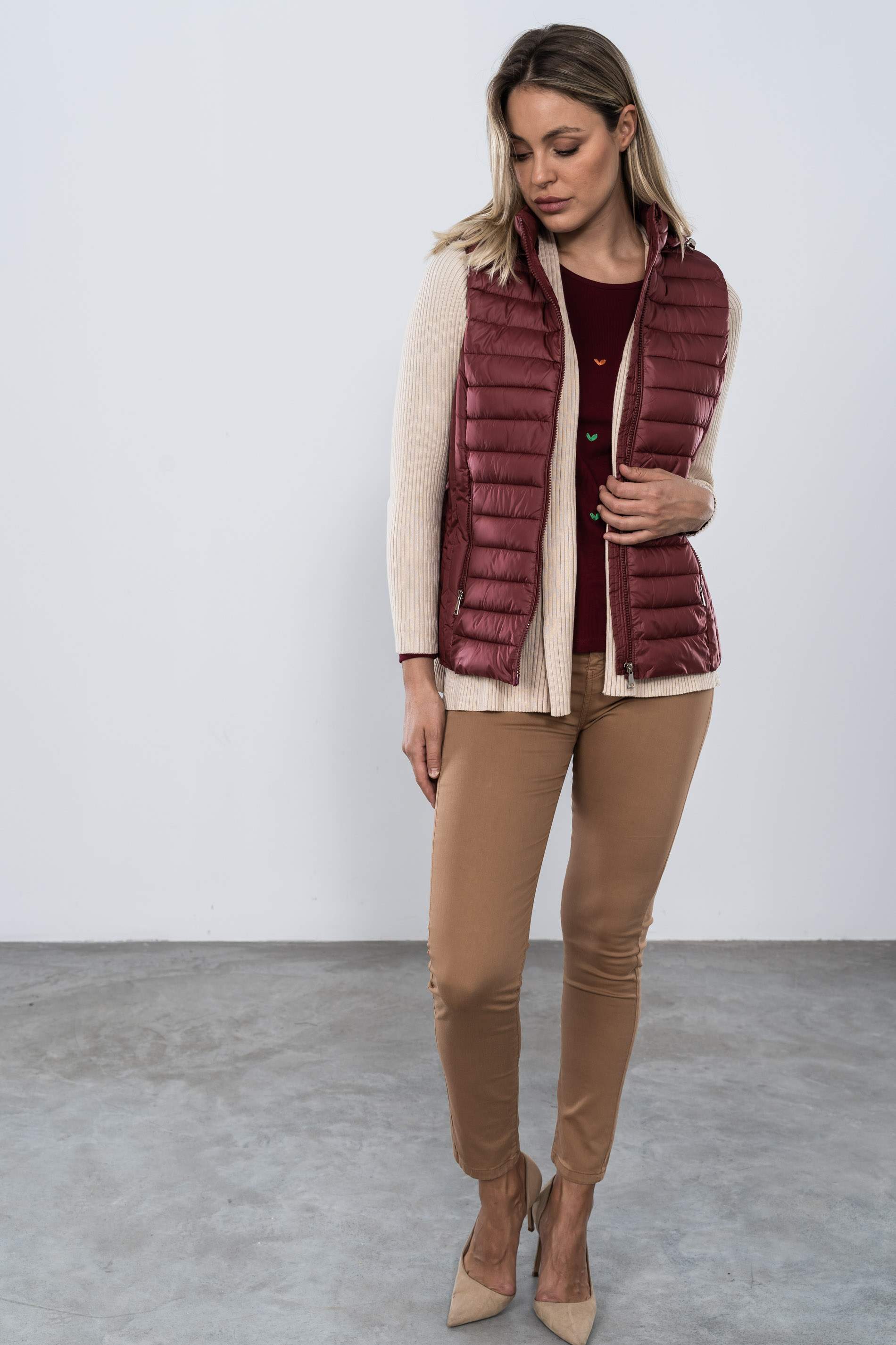 CAMISETA BORDAD CORAZONES BURDEOS