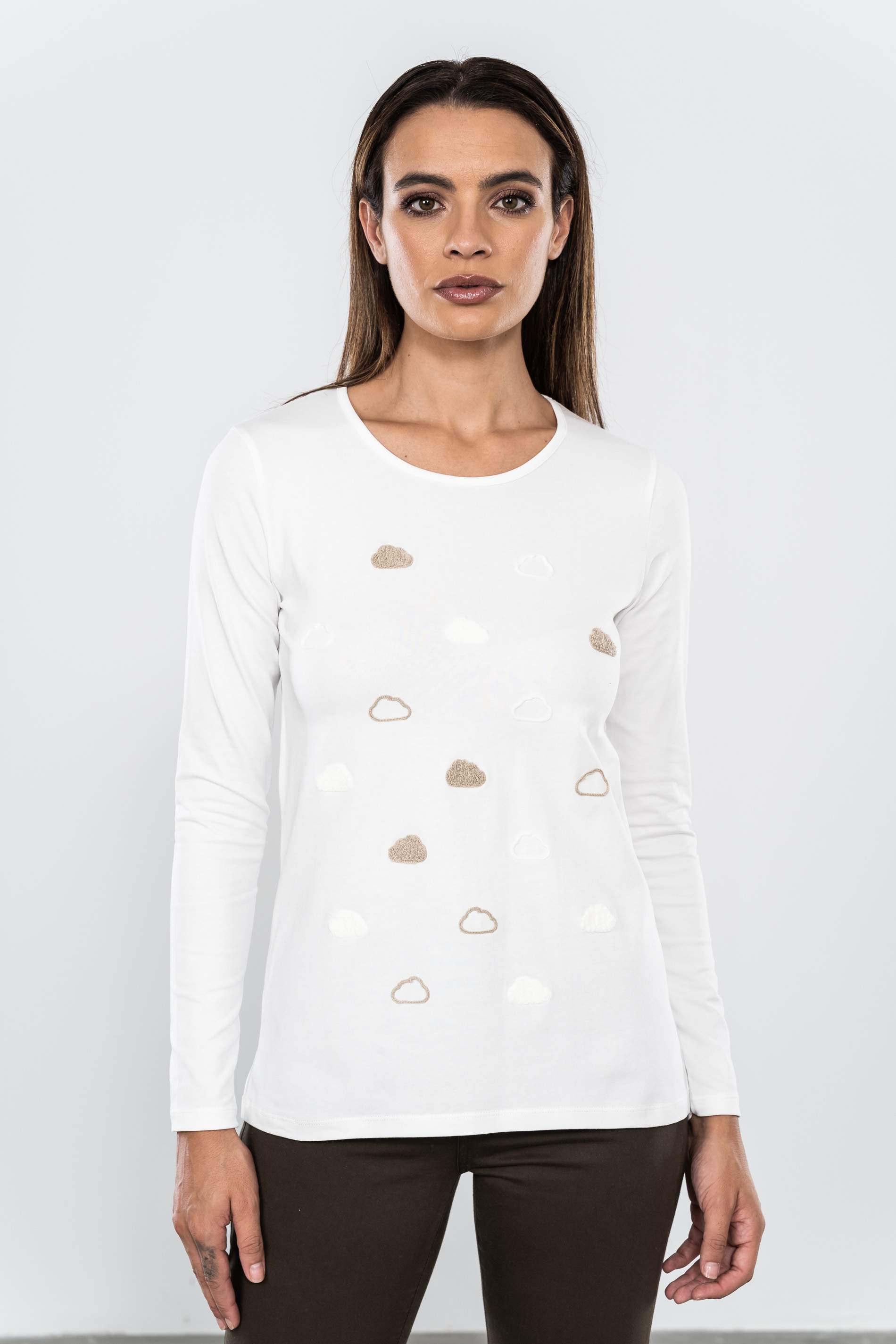 CAMISETA BORDADA NUBES