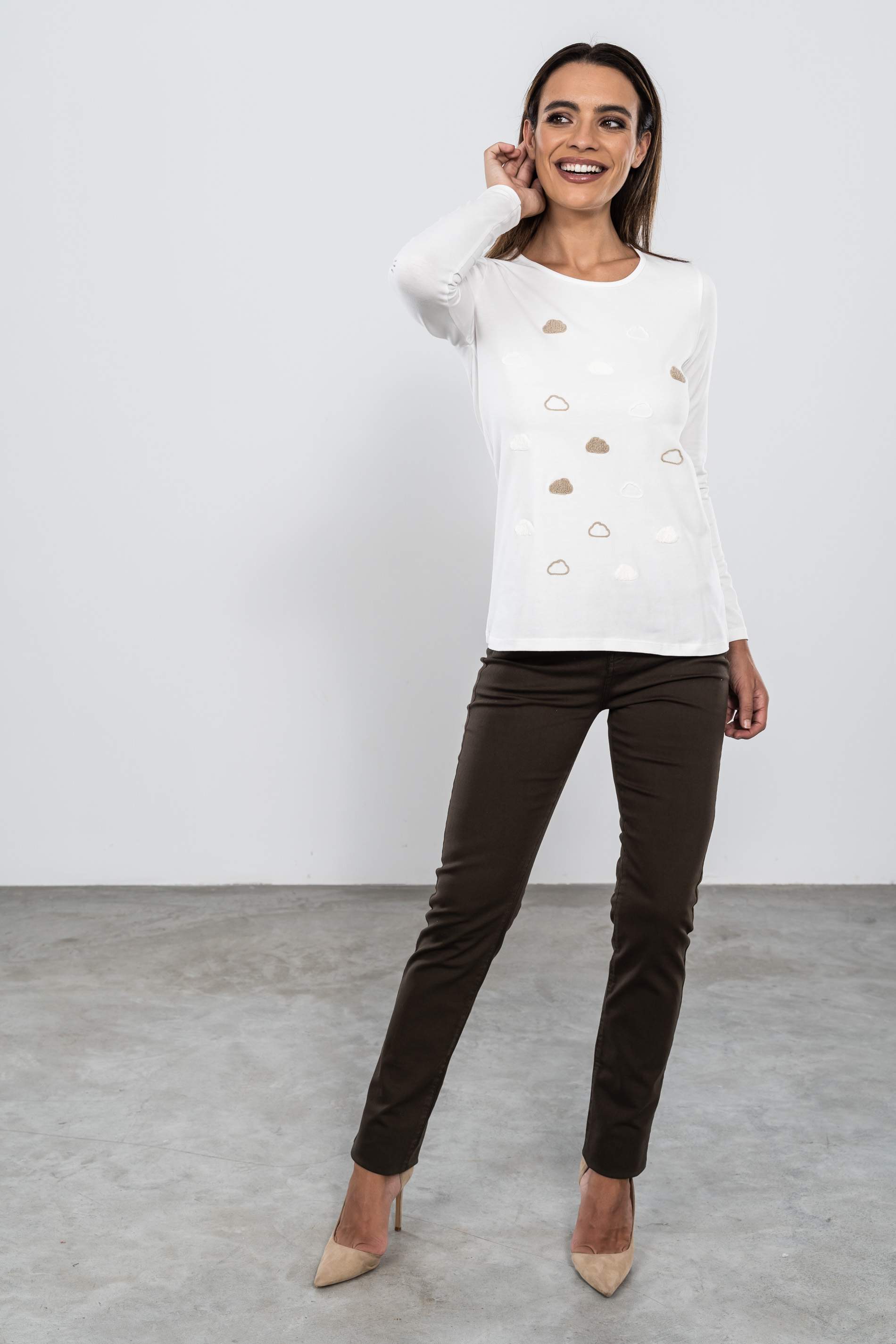 CAMISETA BORDADA NUBES