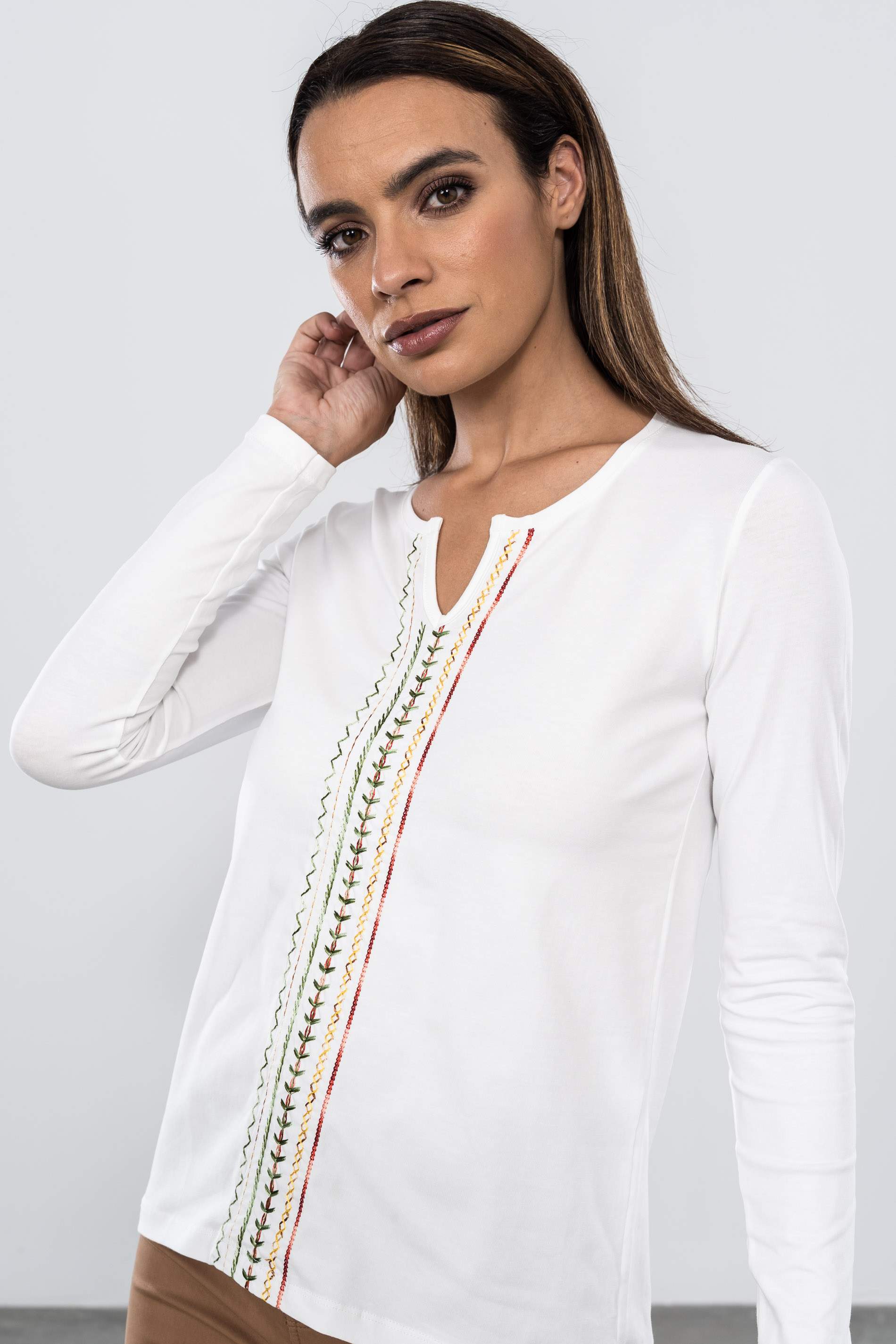 CAMISETA BORDADA ZIG ZAG CENTRO CRUDO