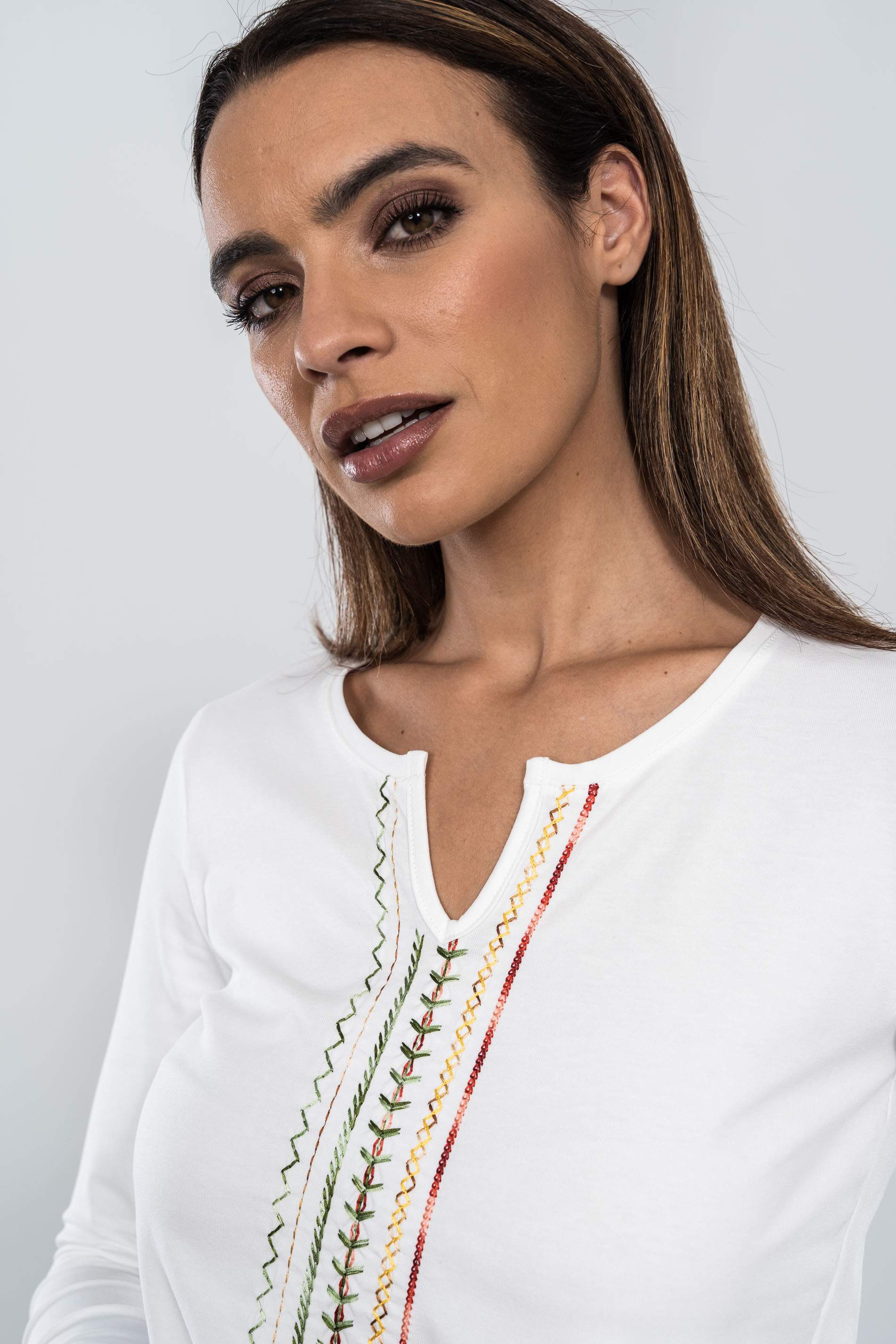 CAMISETA BORDADA ZIG ZAG CENTRO CRUDO