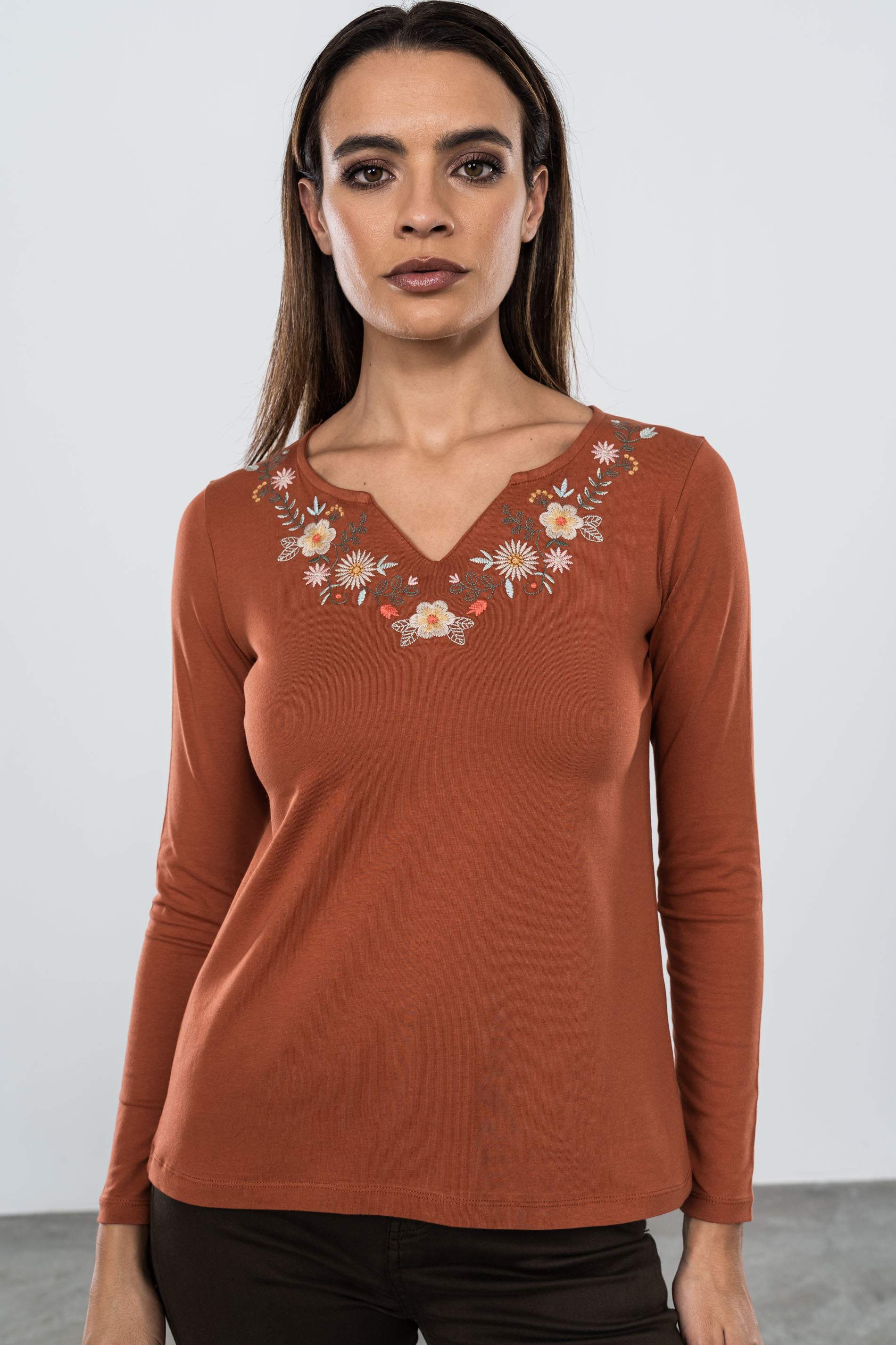 CAMISETA BORDADA FLORAL CALDERA