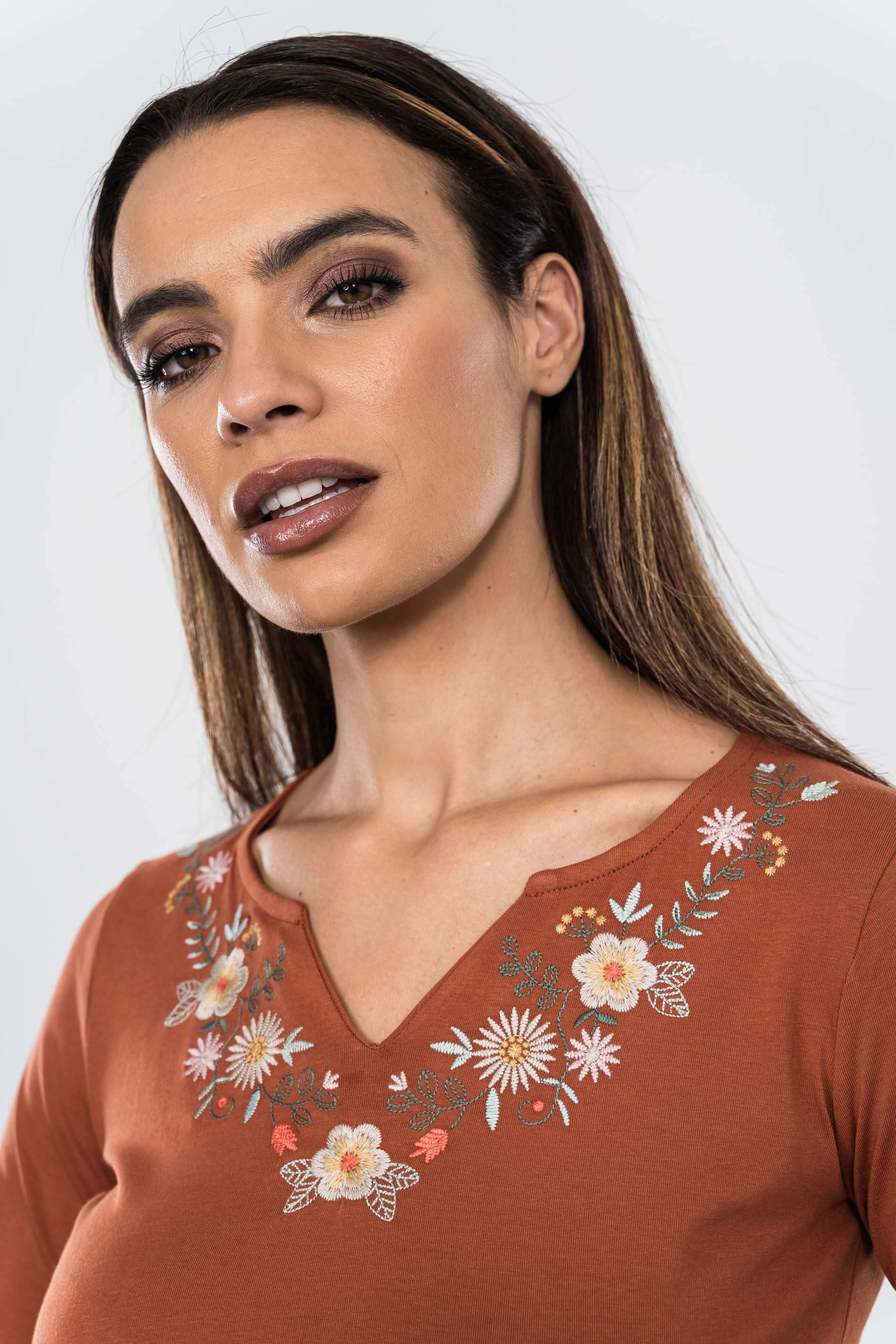 CAMISETA BORDADA FLORAL CALDERA