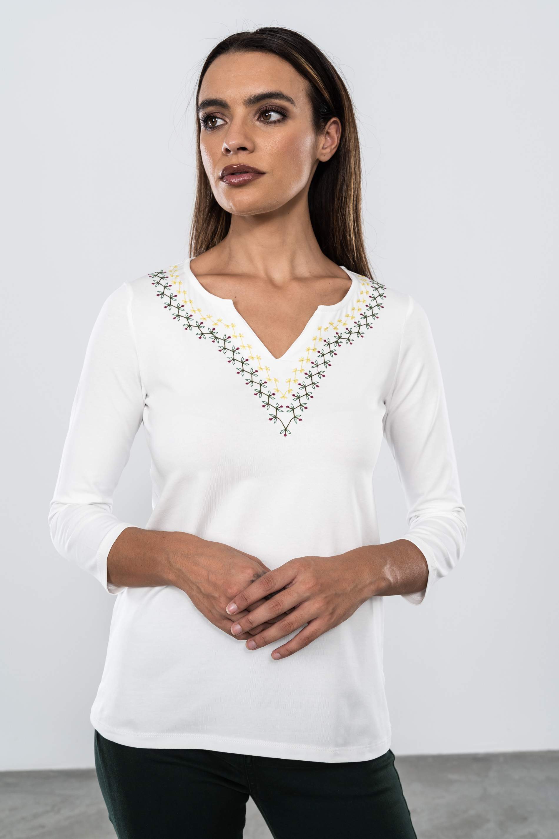 CAMISETA BORDADA CENEFA CUELLO CRUDO