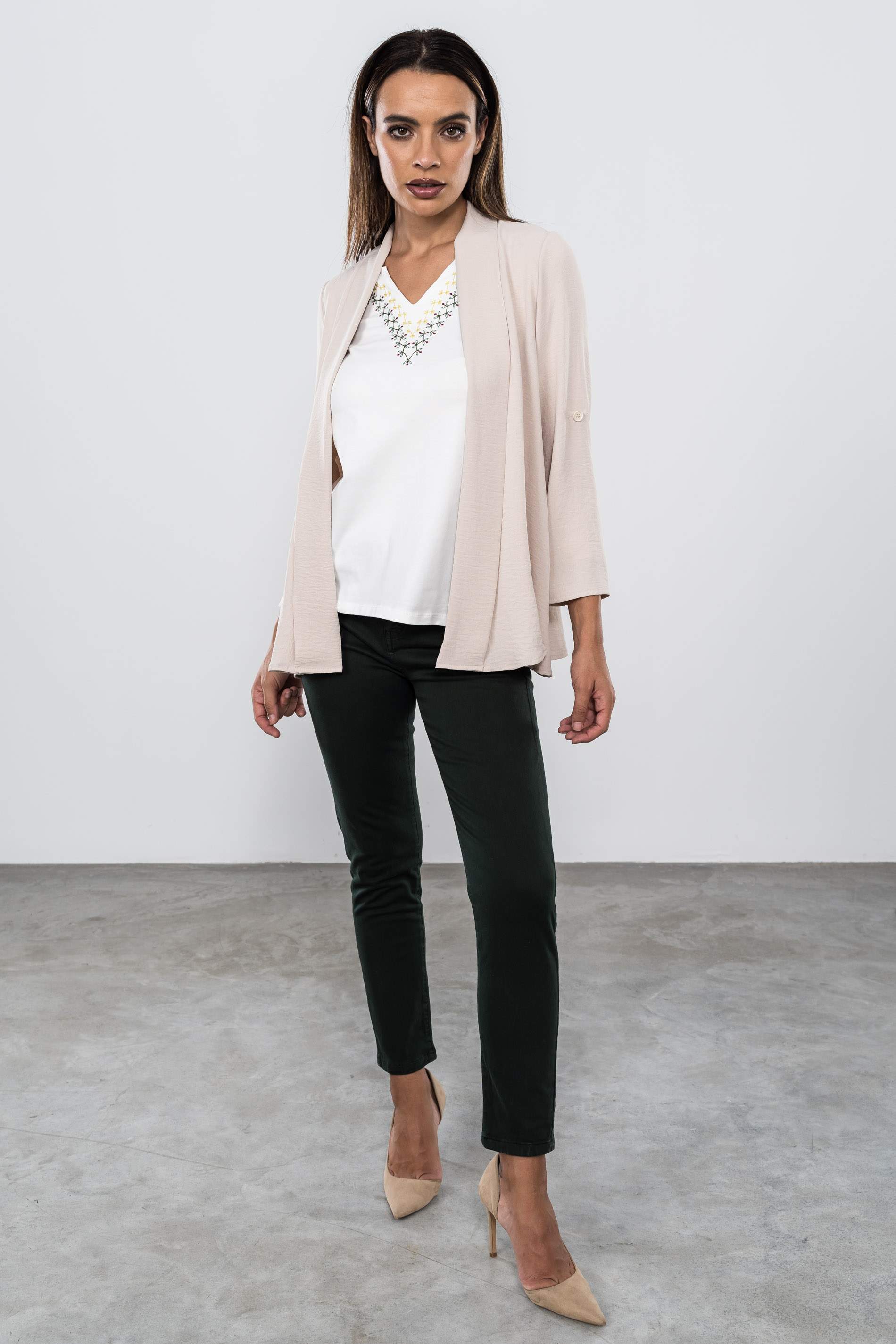 CAMISETA BORDADA CENEFA CUELLO CRUDO