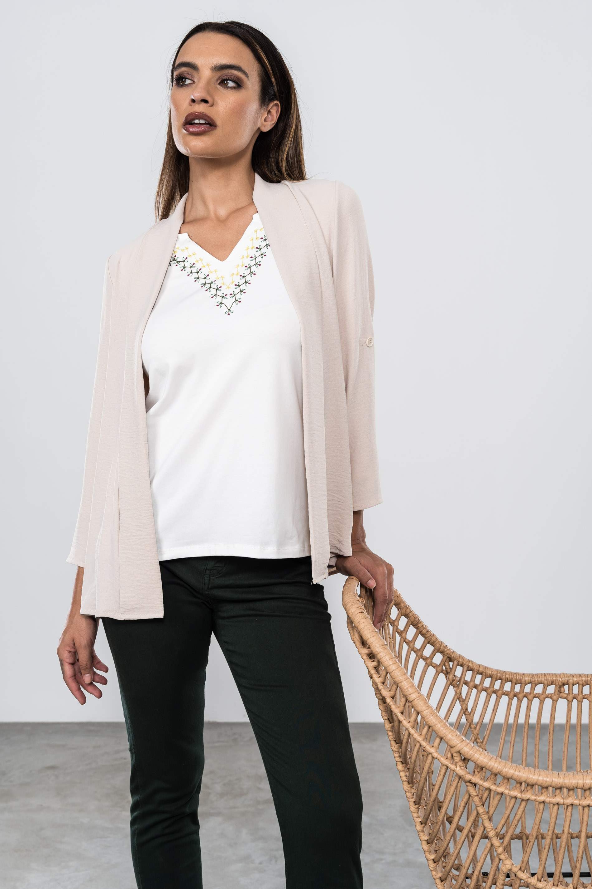 CAMISETA BORDADA CENEFA CUELLO CRUDO