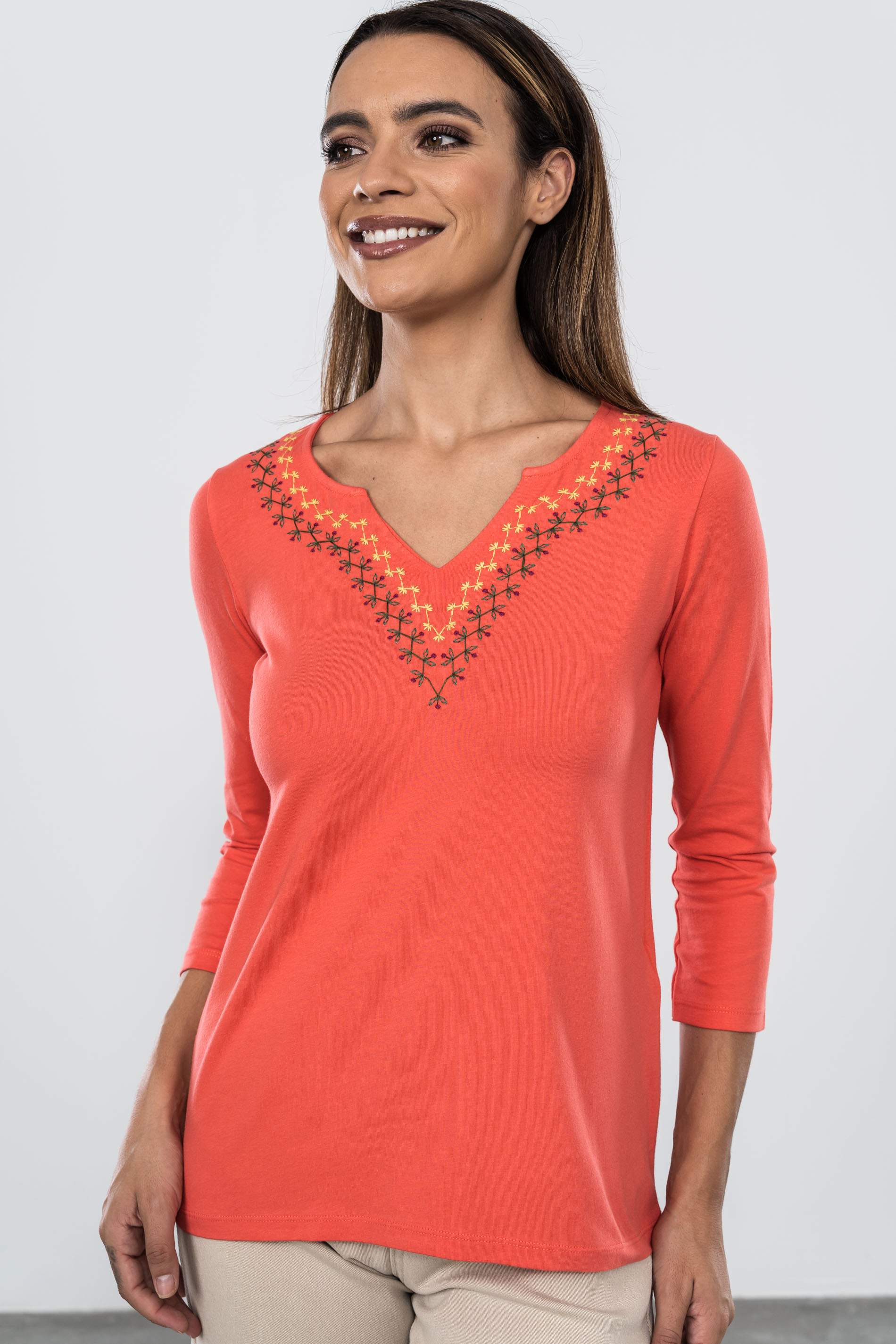 CAMISETA BORDADA CENEFA CUELLO CORAL