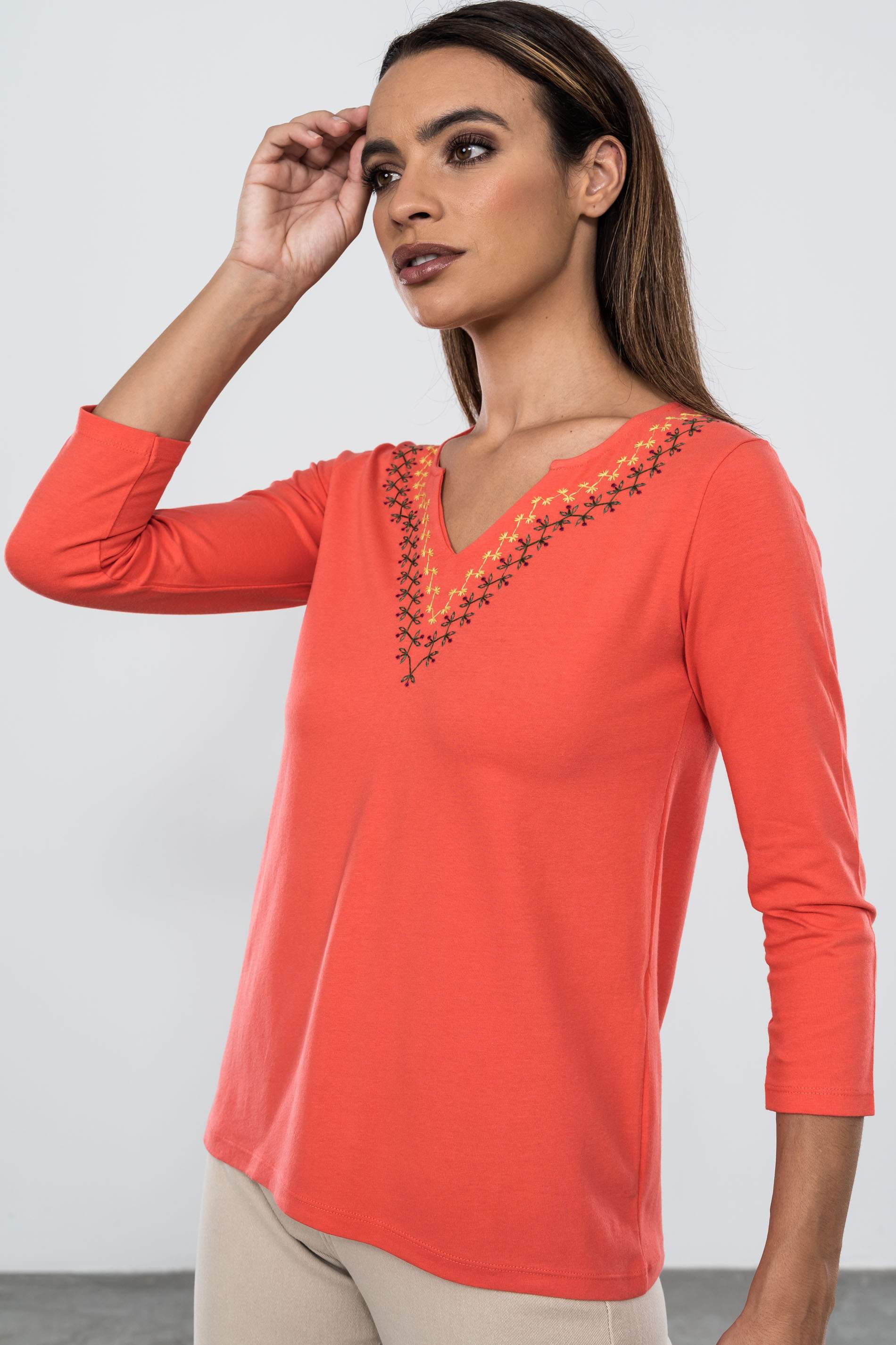 CAMISETA BORDADA CENEFA CUELLO CORAL