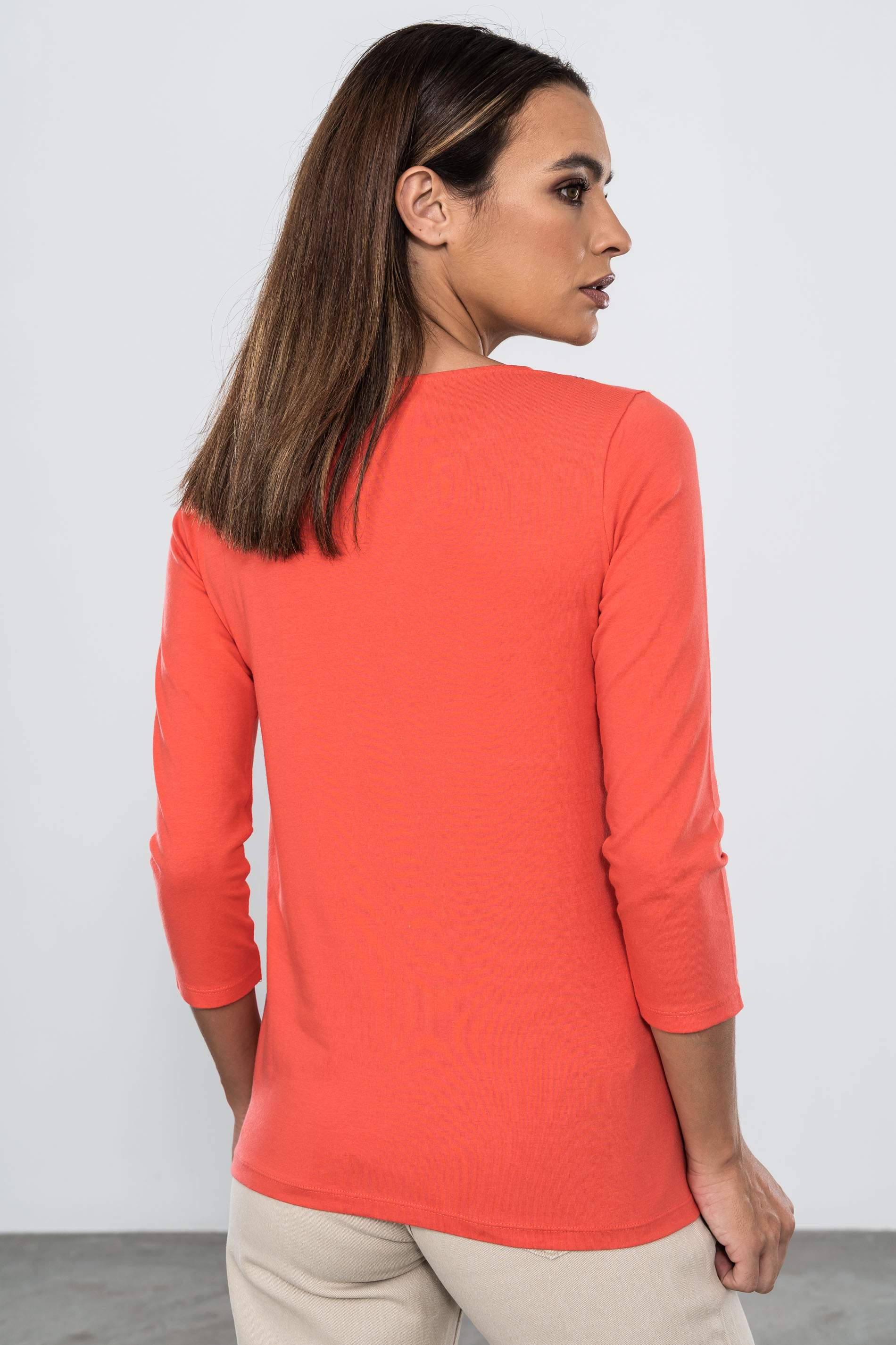 CAMISETA BORDADA CENEFA CUELLO CORAL