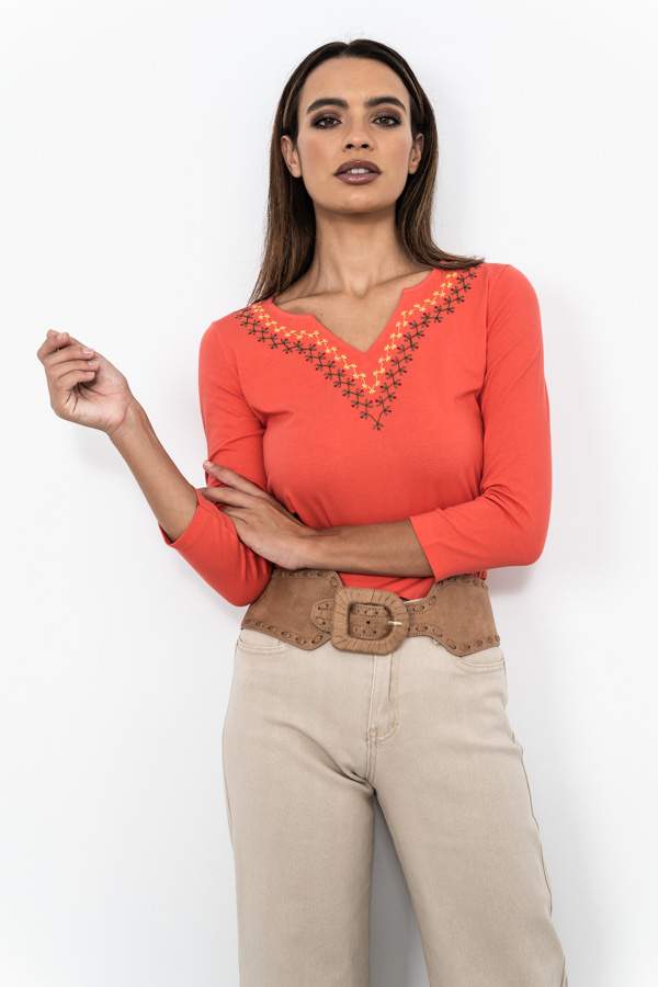 CAMISETA BORDADA CENEFA CUELLO CORAL