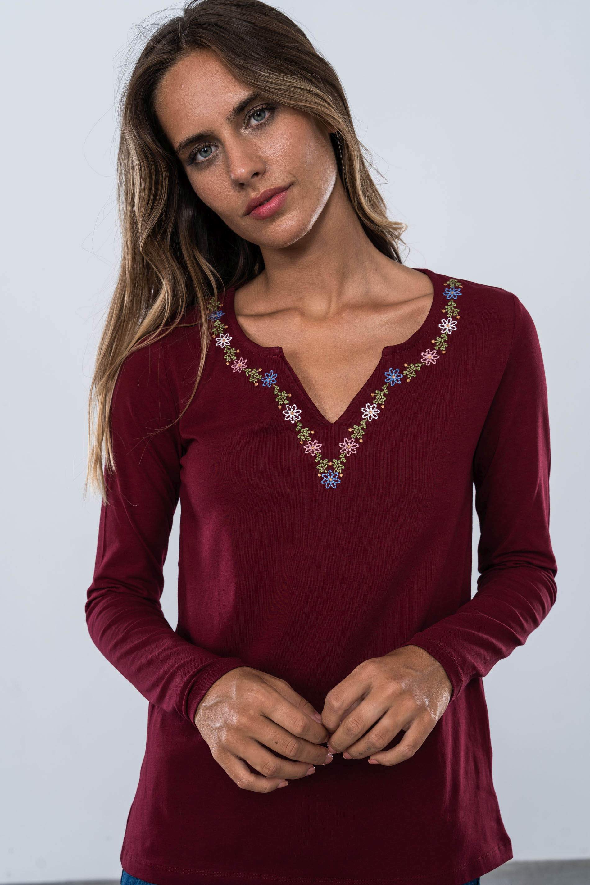 CAMISETA BORDADA MARGAR CUELLO BURDEOS