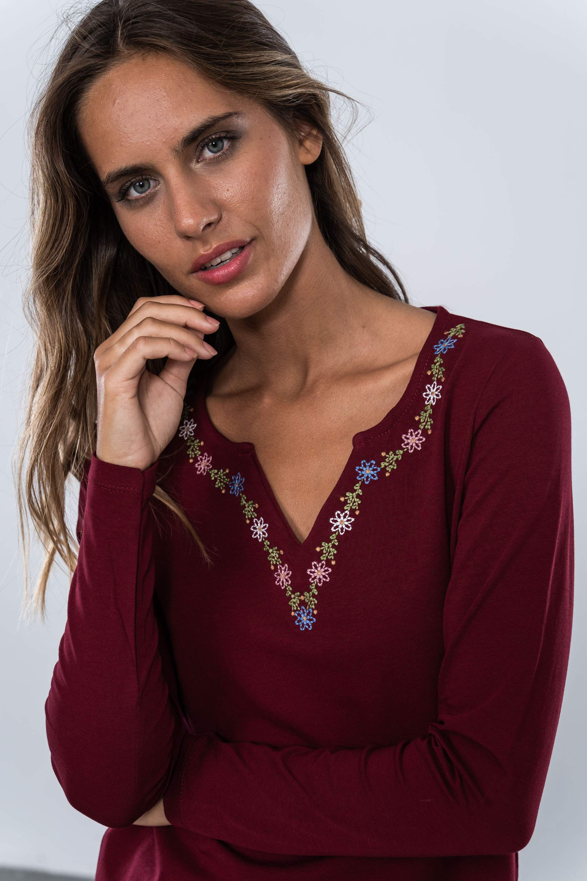 CAMISETA BORDADA MARGAR CUELLO BURDEOS