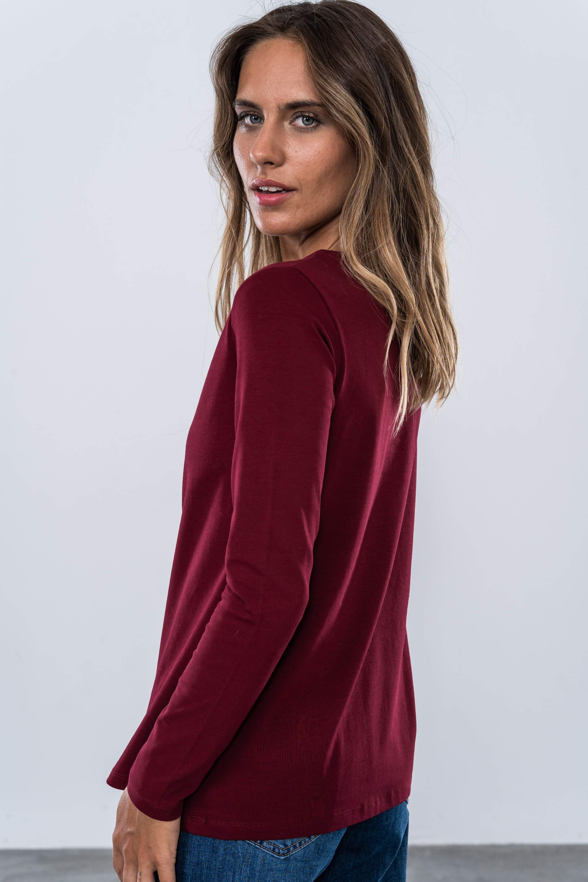 CAMISETA BORDADA MARGAR CUELLO BURDEOS