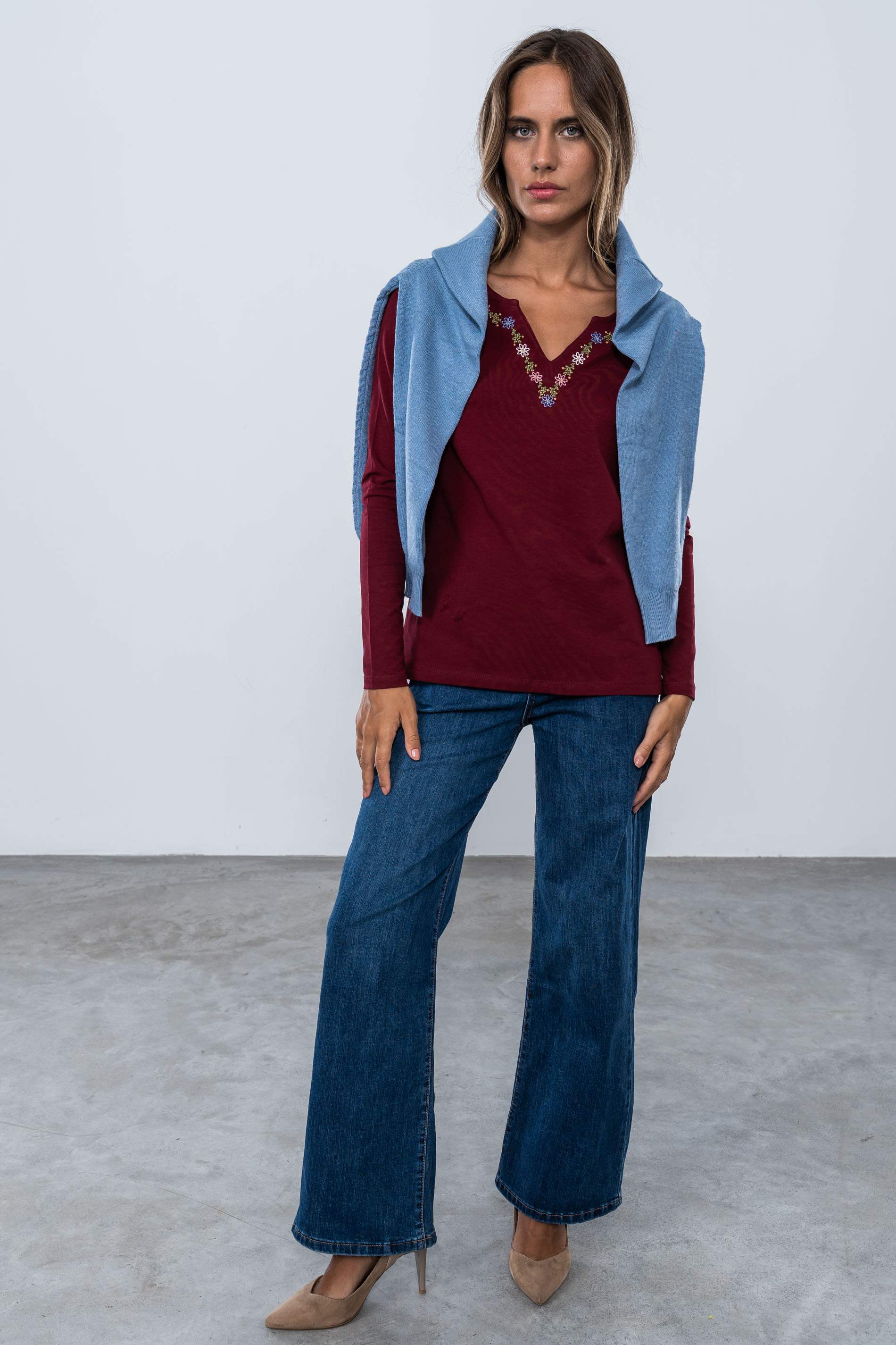 CAMISETA BORDADA MARGAR CUELLO BURDEOS