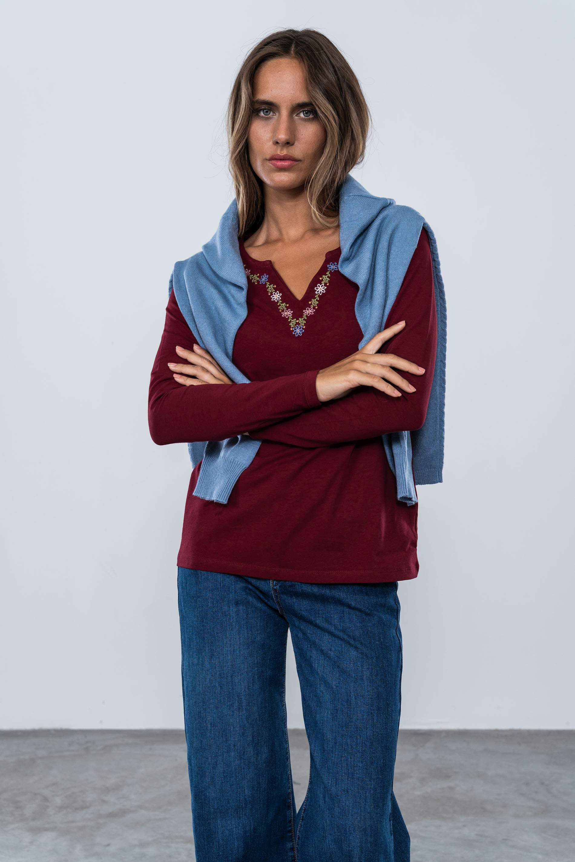 CAMISETA BORDADA MARGAR CUELLO BURDEOS