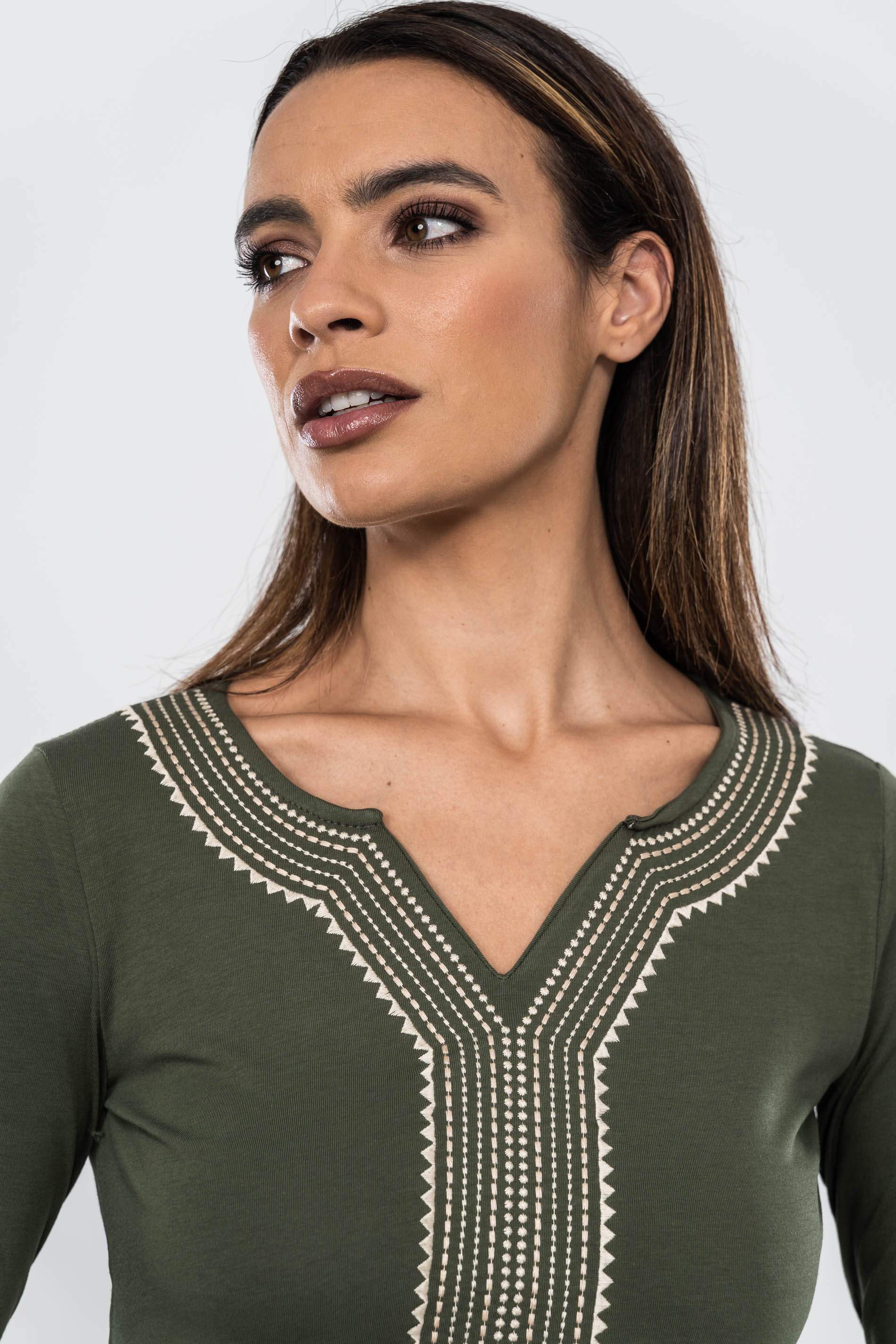 CAMISETA BORDADA CENEFA MONOCOL KAKI