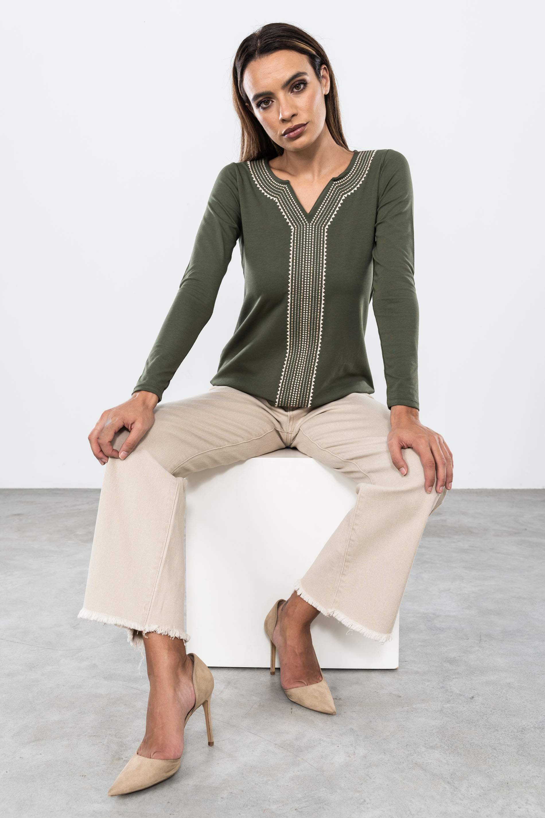 CAMISETA BORDADA CENEFA MONOCOL KAKI