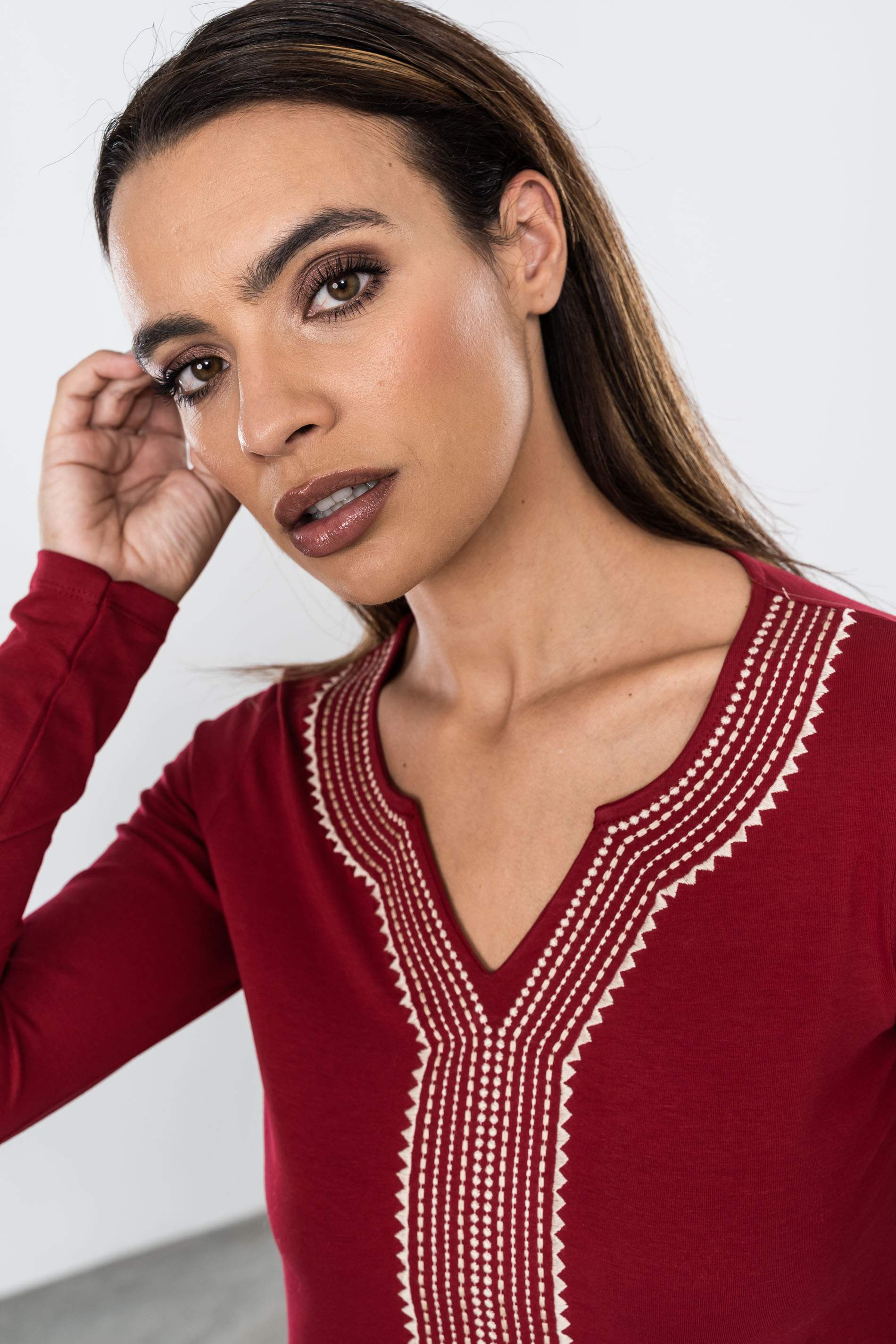 CAMISETA BORDADA CENEFA MONOCOL ROJO