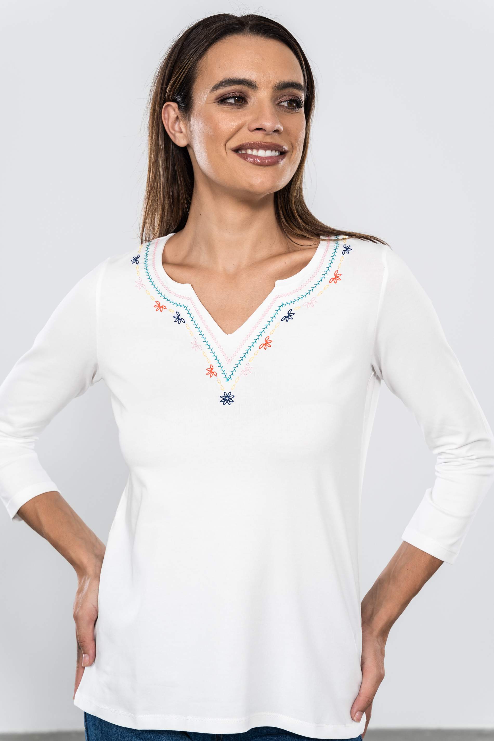 CAMISETA BORDADA ESPIGUITA CUELLO CRUDO