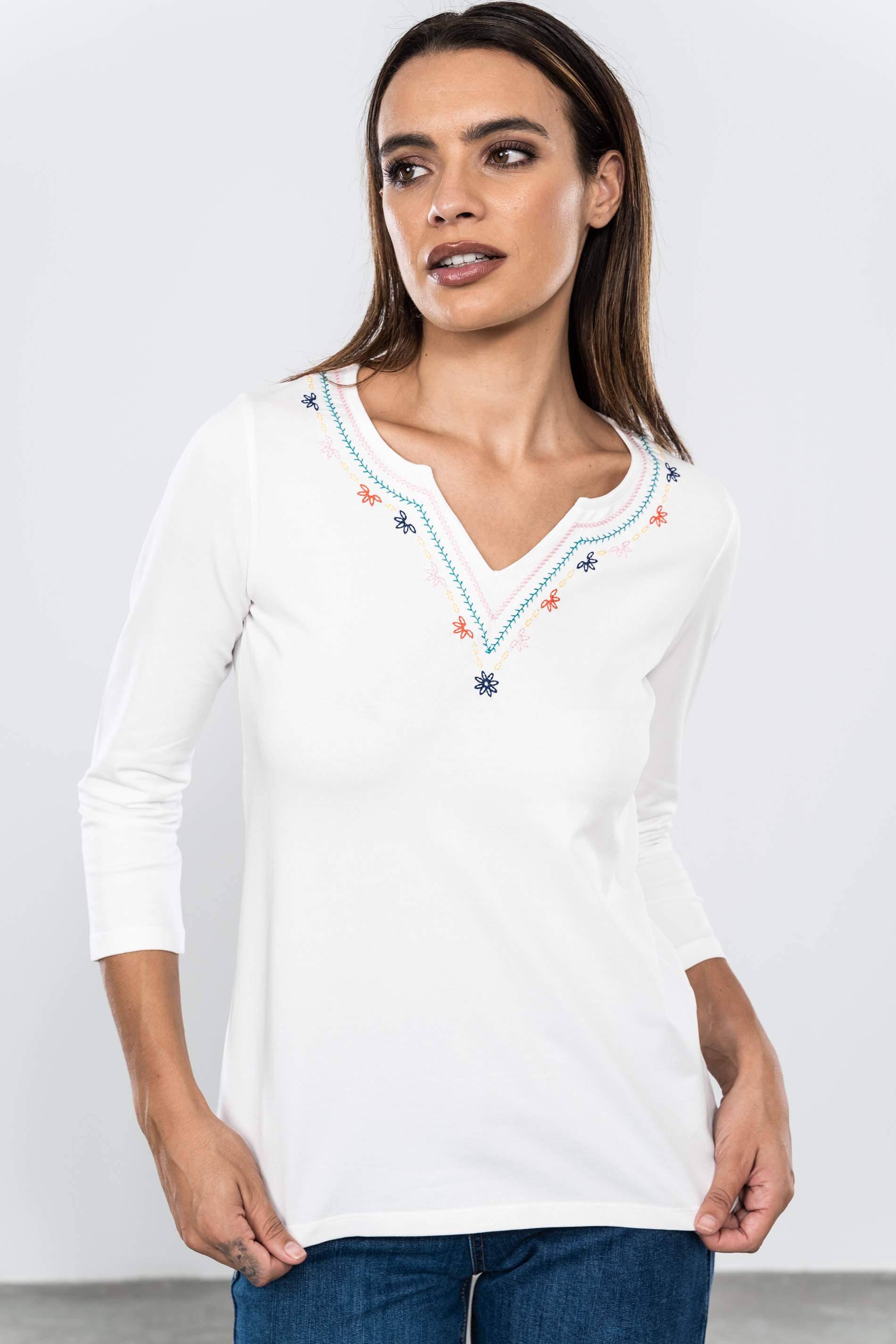 CAMISETA BORDADA ESPIGUITA CUELLO CRUDO