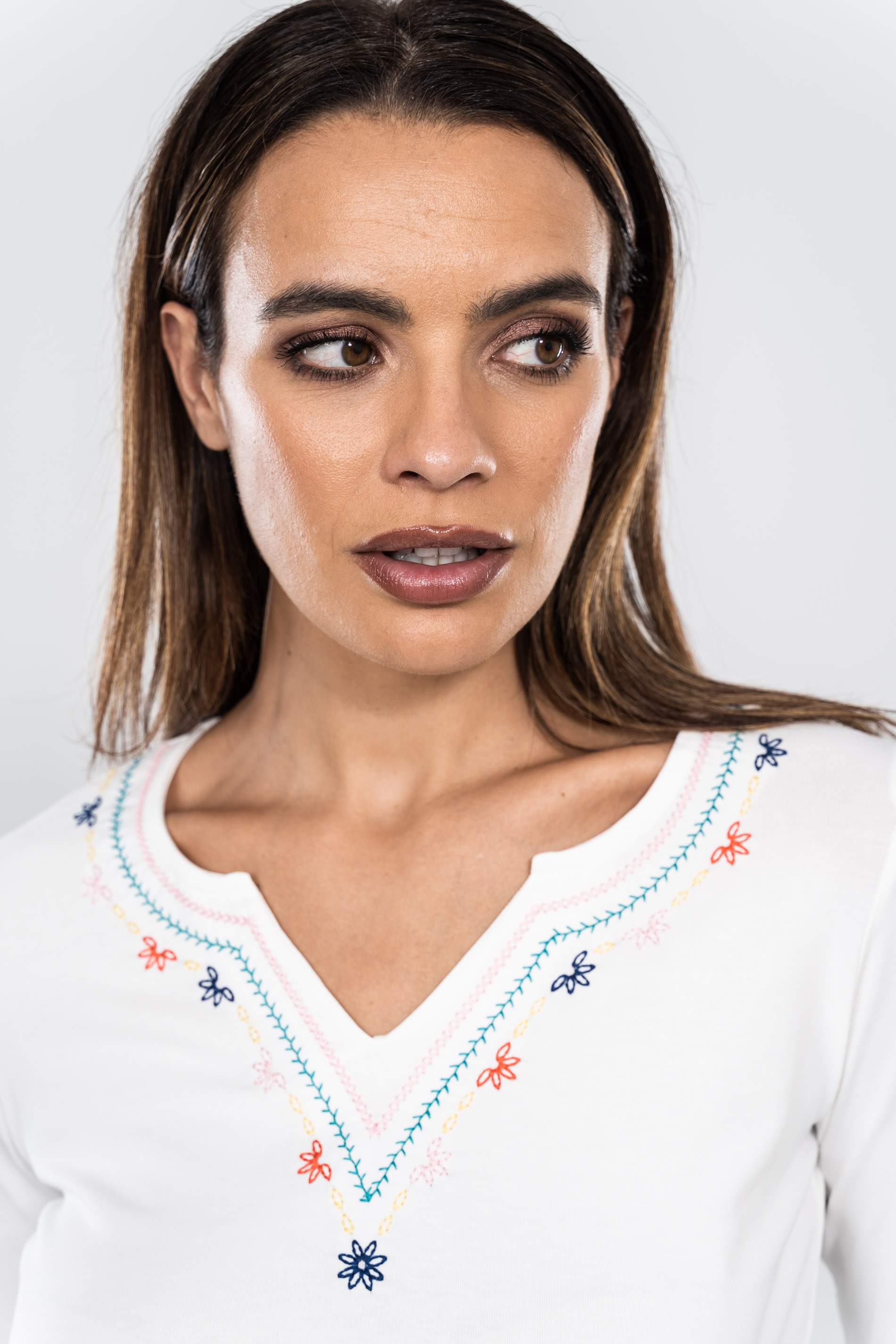 CAMISETA BORDADA ESPIGUITA CUELLO CRUDO