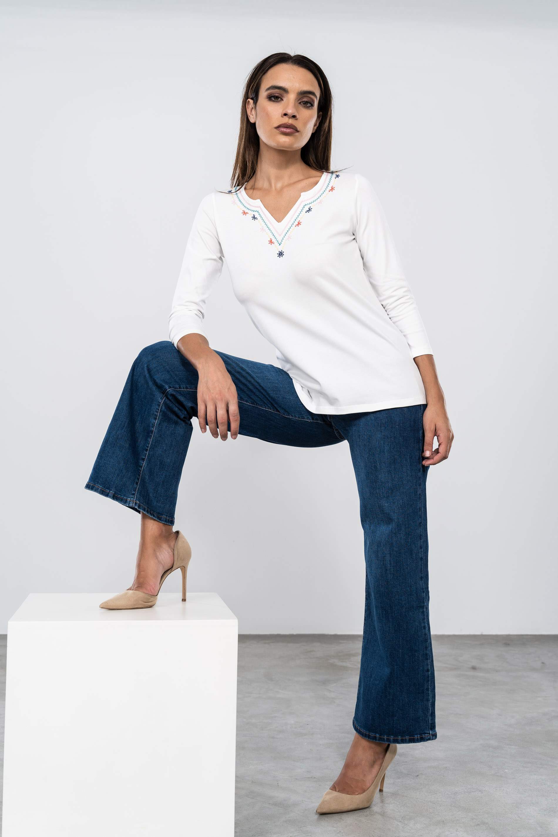 CAMISETA BORDADA ESPIGUITA CUELLO CRUDO