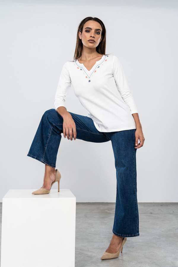 CAMISETA BORDADA ESPIGUITA CUELLO CRUDO