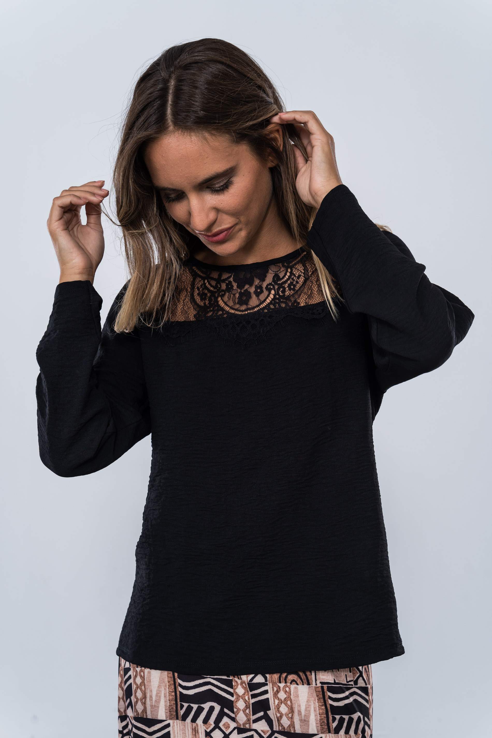 BLUSA CANESU ENCAJE NEGRO