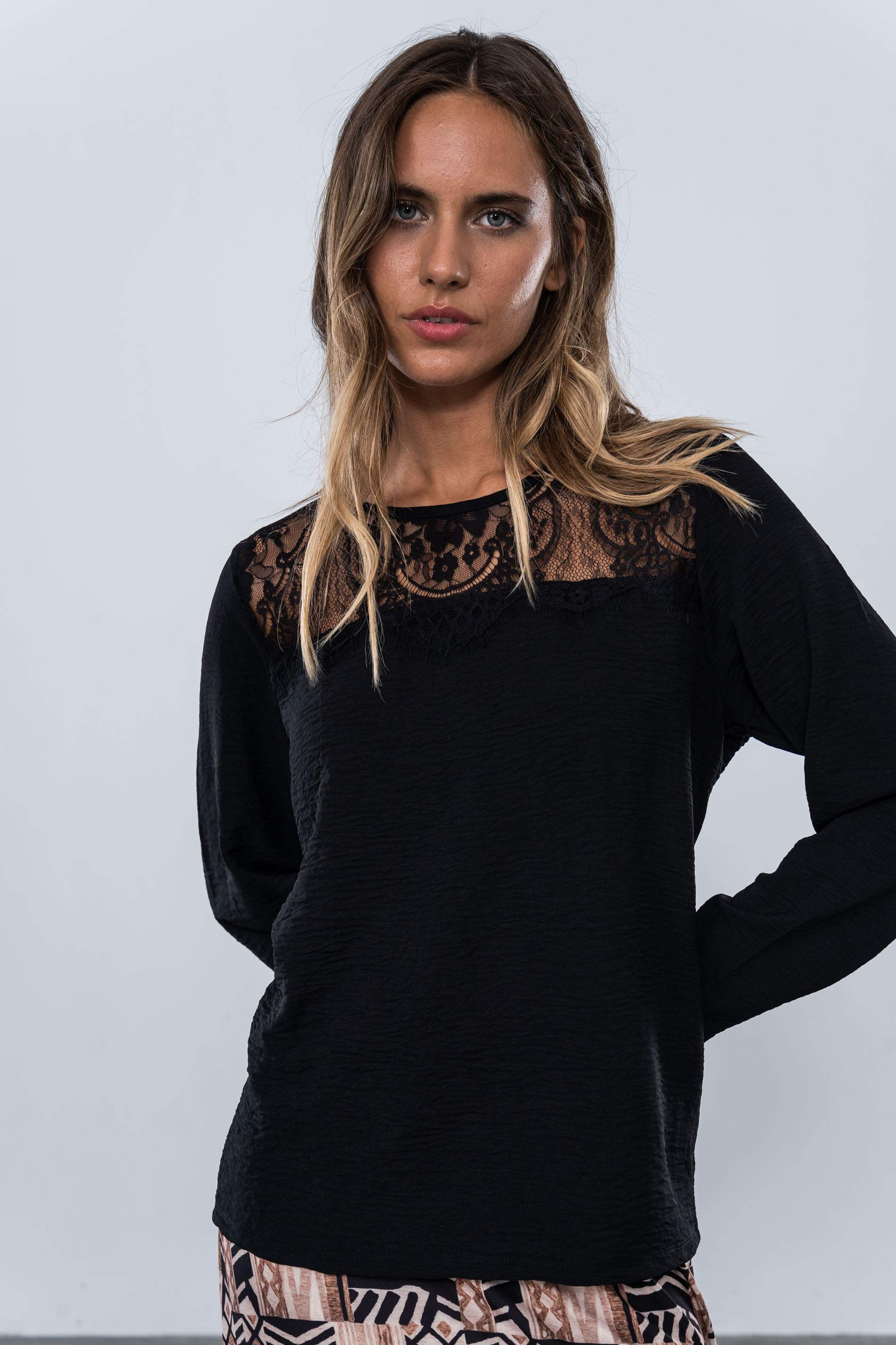 BLUSA CANESU ENCAJE NEGRO