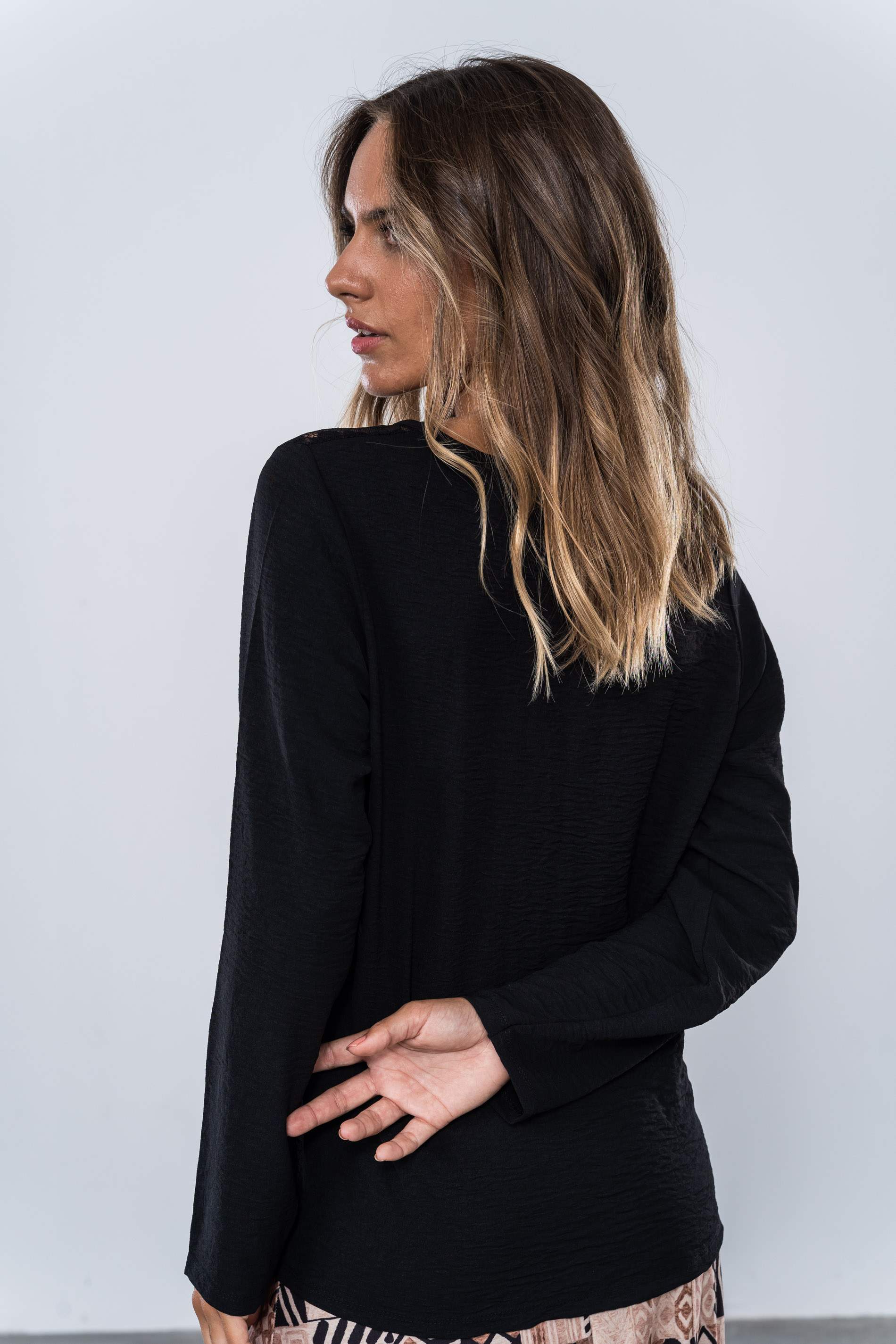 BLUSA CANESU ENCAJE NEGRO