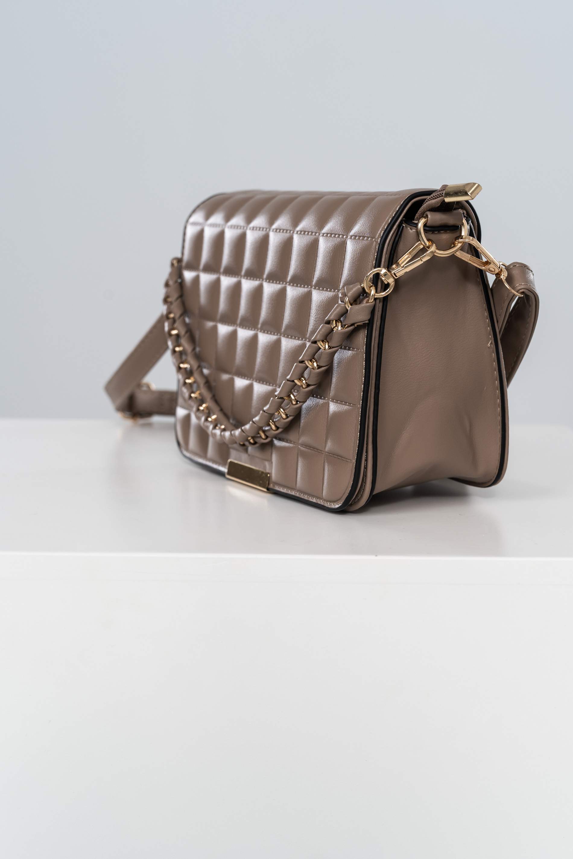 BOLSO SOLAPA DETALLE CUADROS MARRON