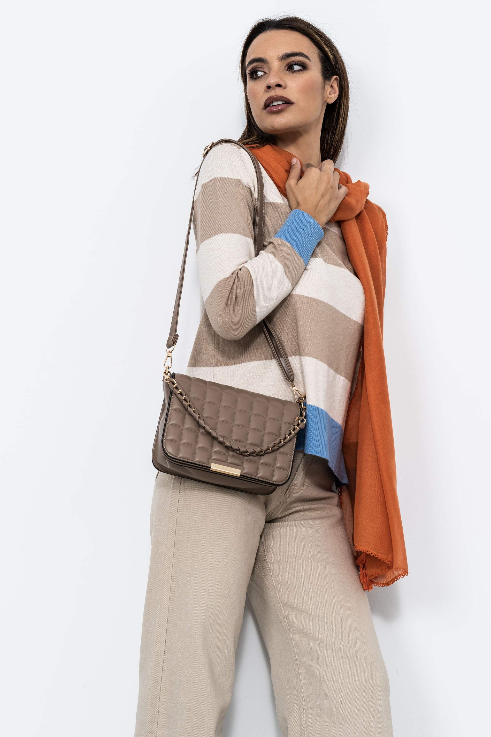 BOLSO SOLAPA DETALLE CUADROS MARRON