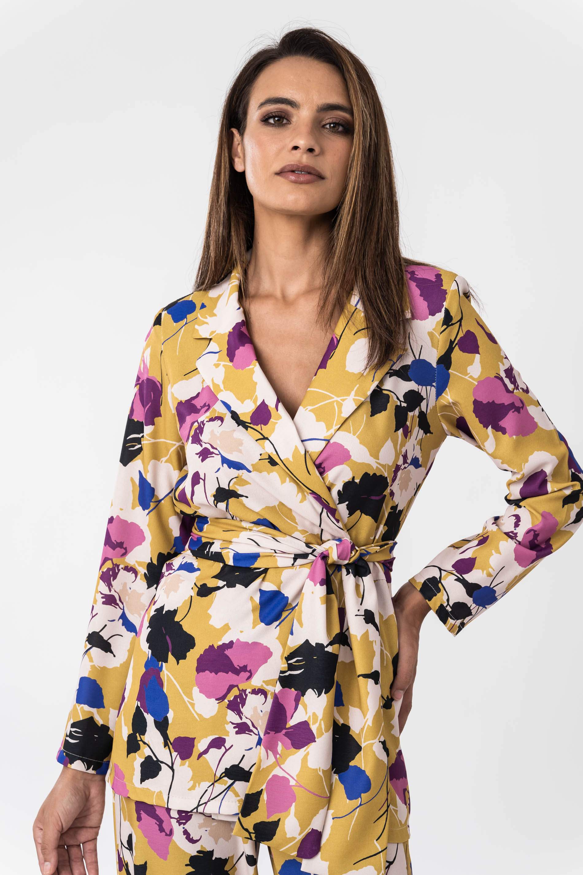 CHAQUETA SILUETA FLOR CINTURON