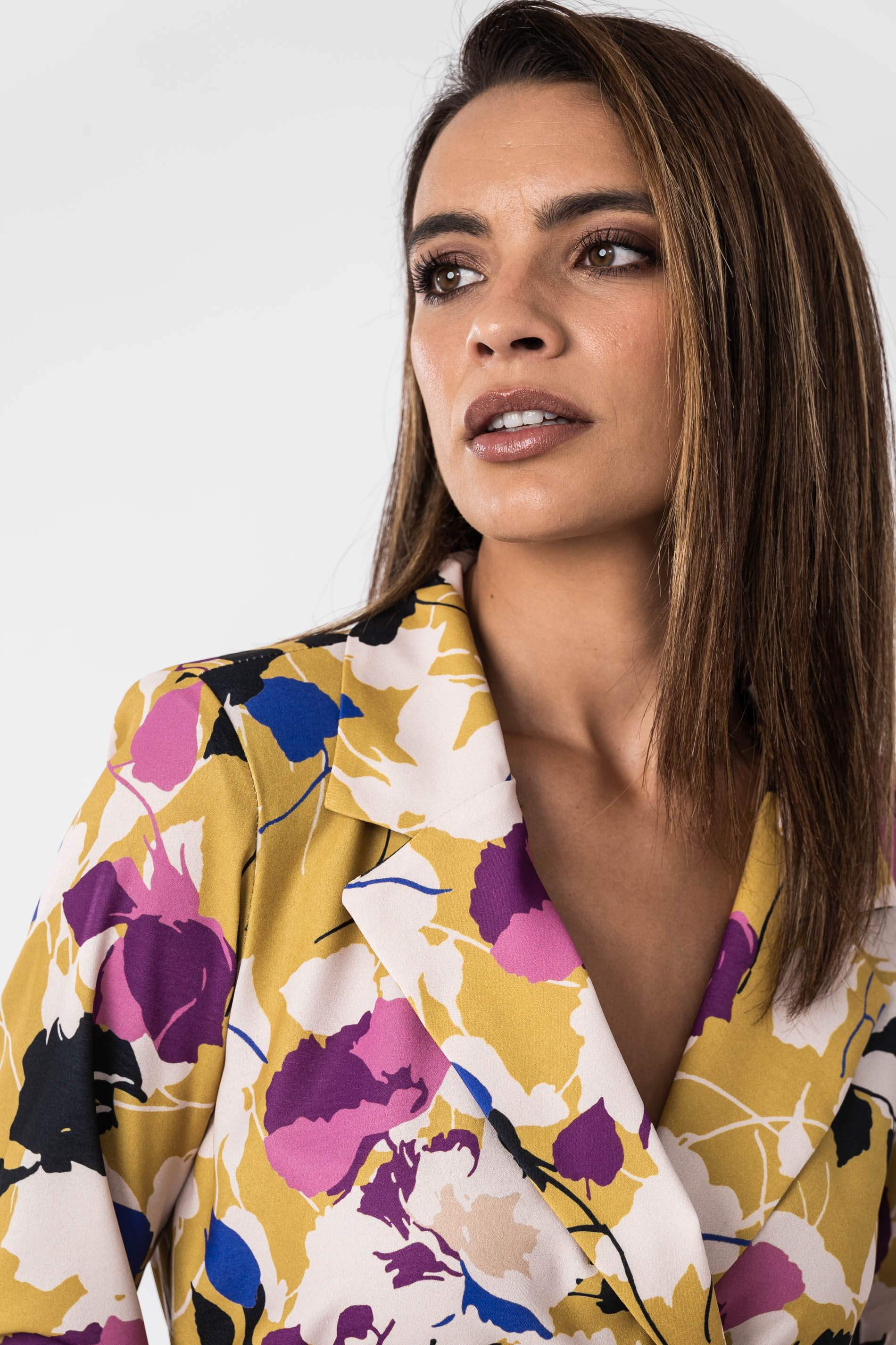 CHAQUETA SILUETA FLOR CINTURON