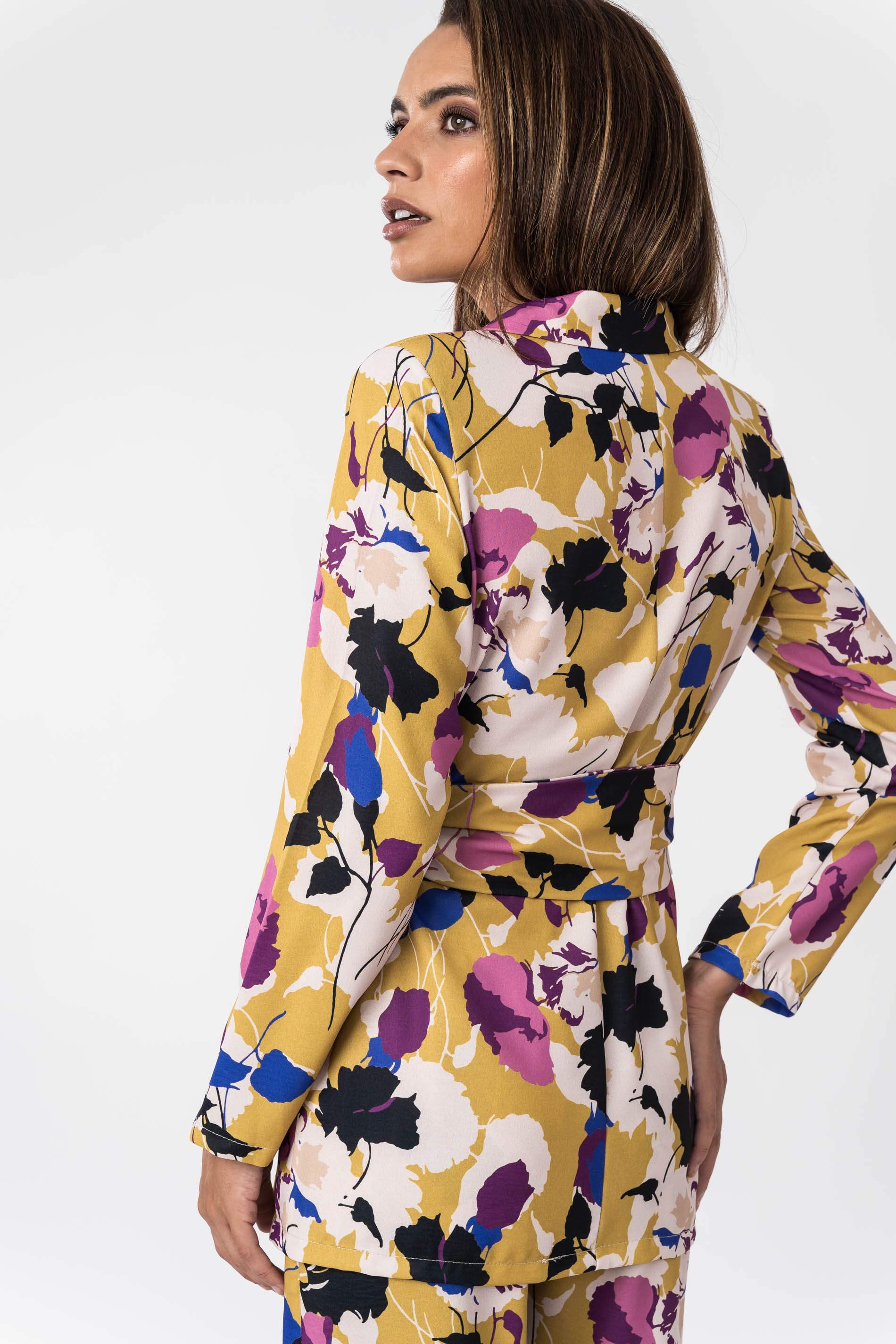 CHAQUETA SILUETA FLOR CINTURON