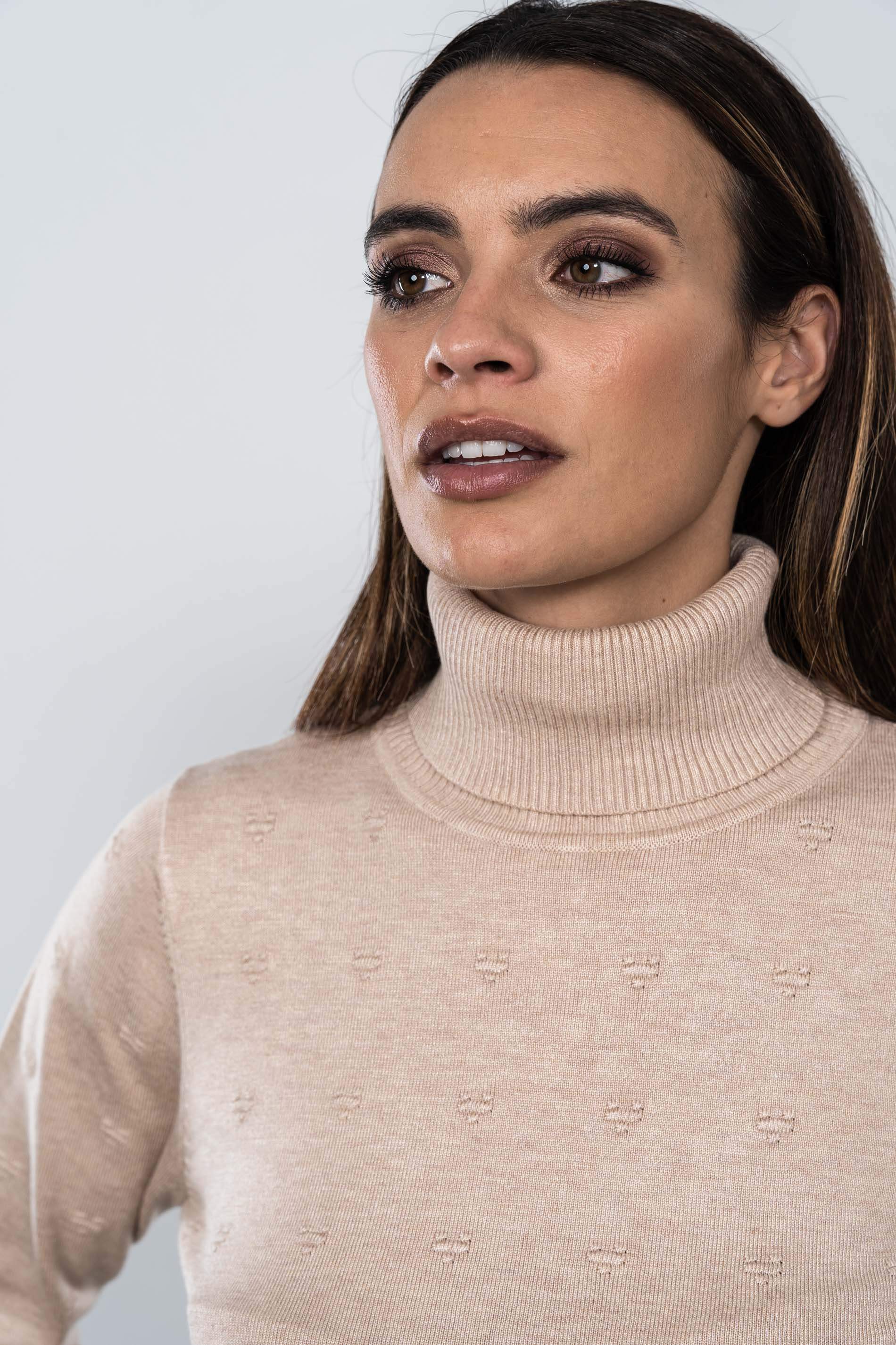 JERSEY CUELLO CISNE RELIEVE TOPITO BEIGE