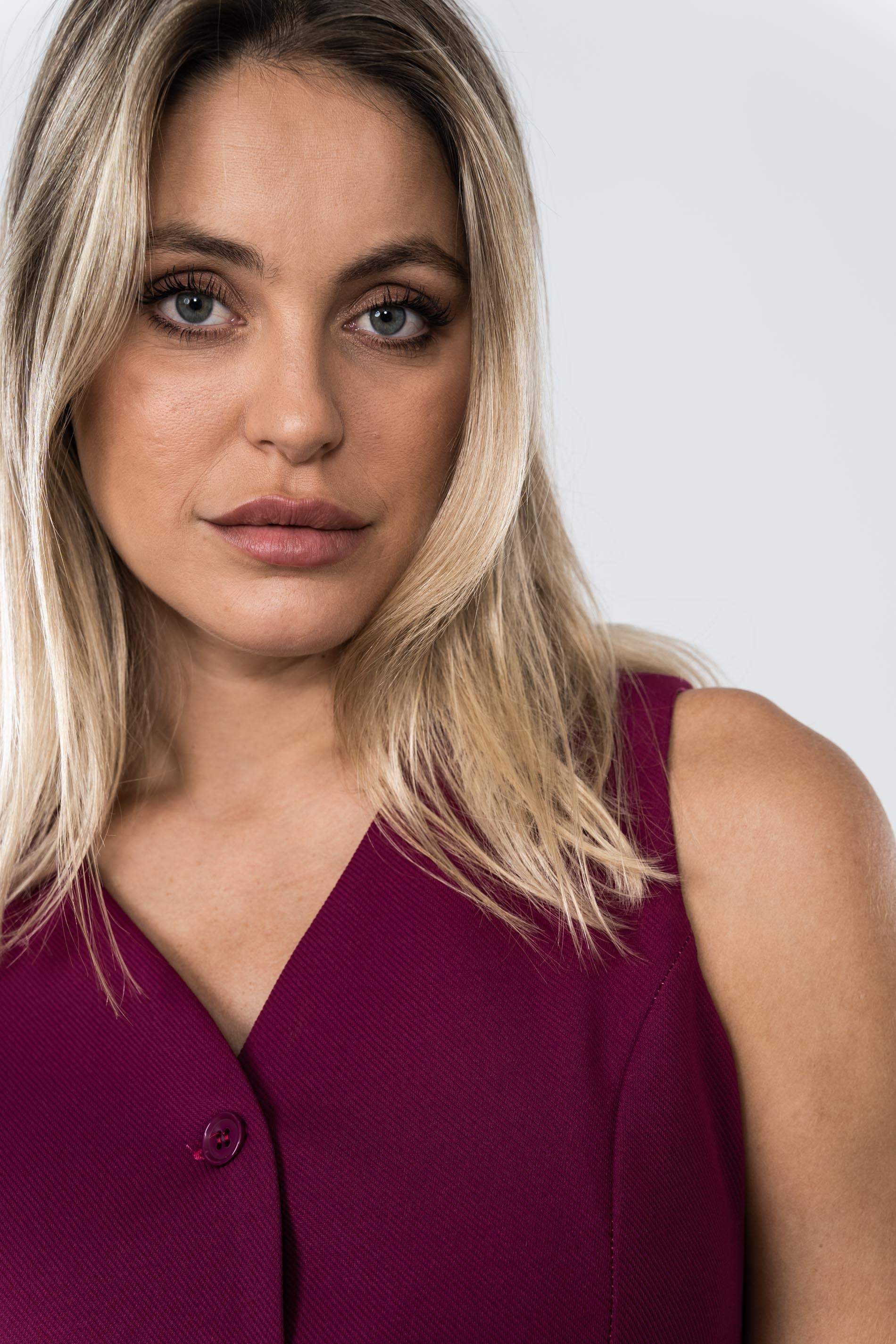 CHALECO BOTONES BURDEOS