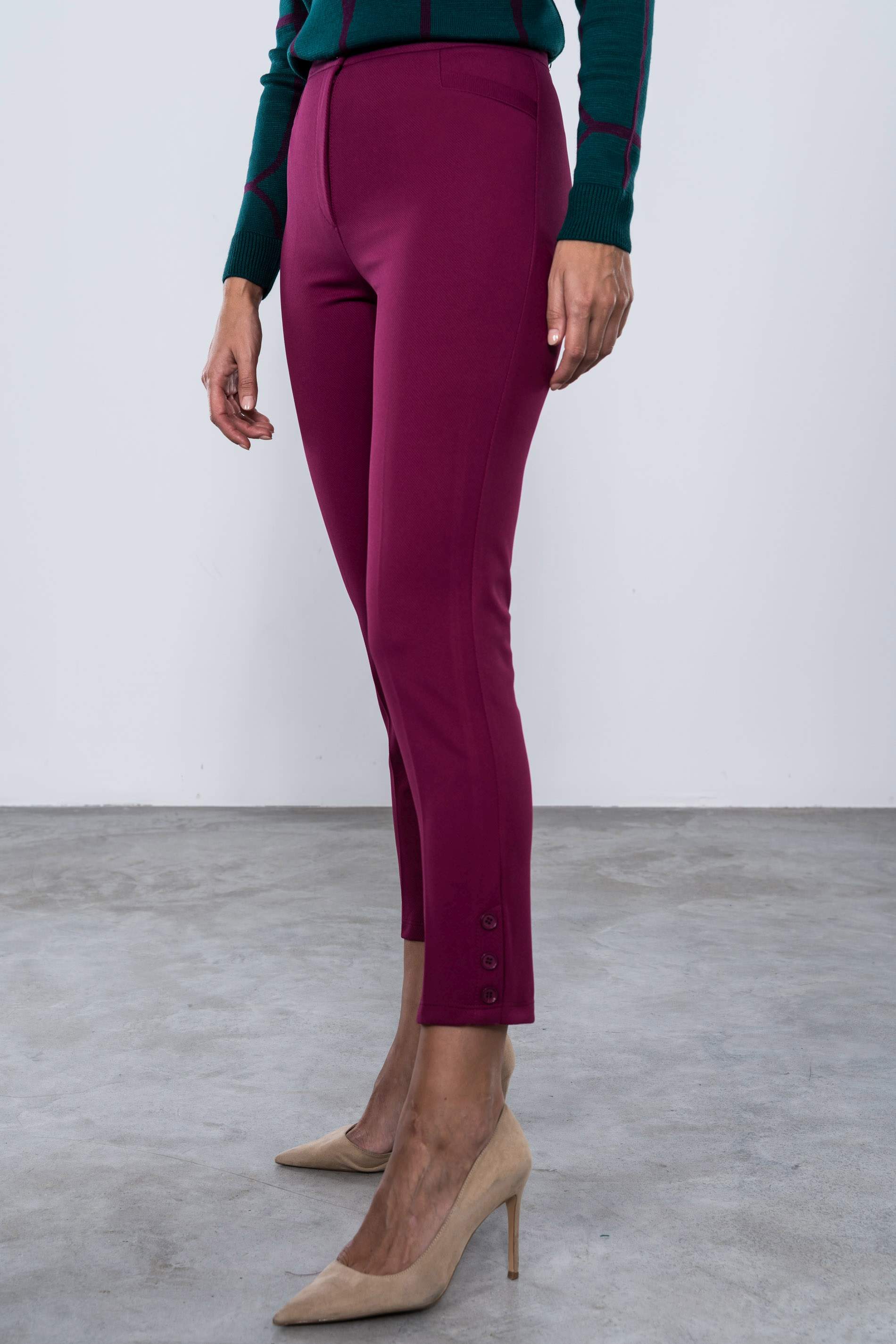 PANTALON BOTONES BAJO BURDEOS