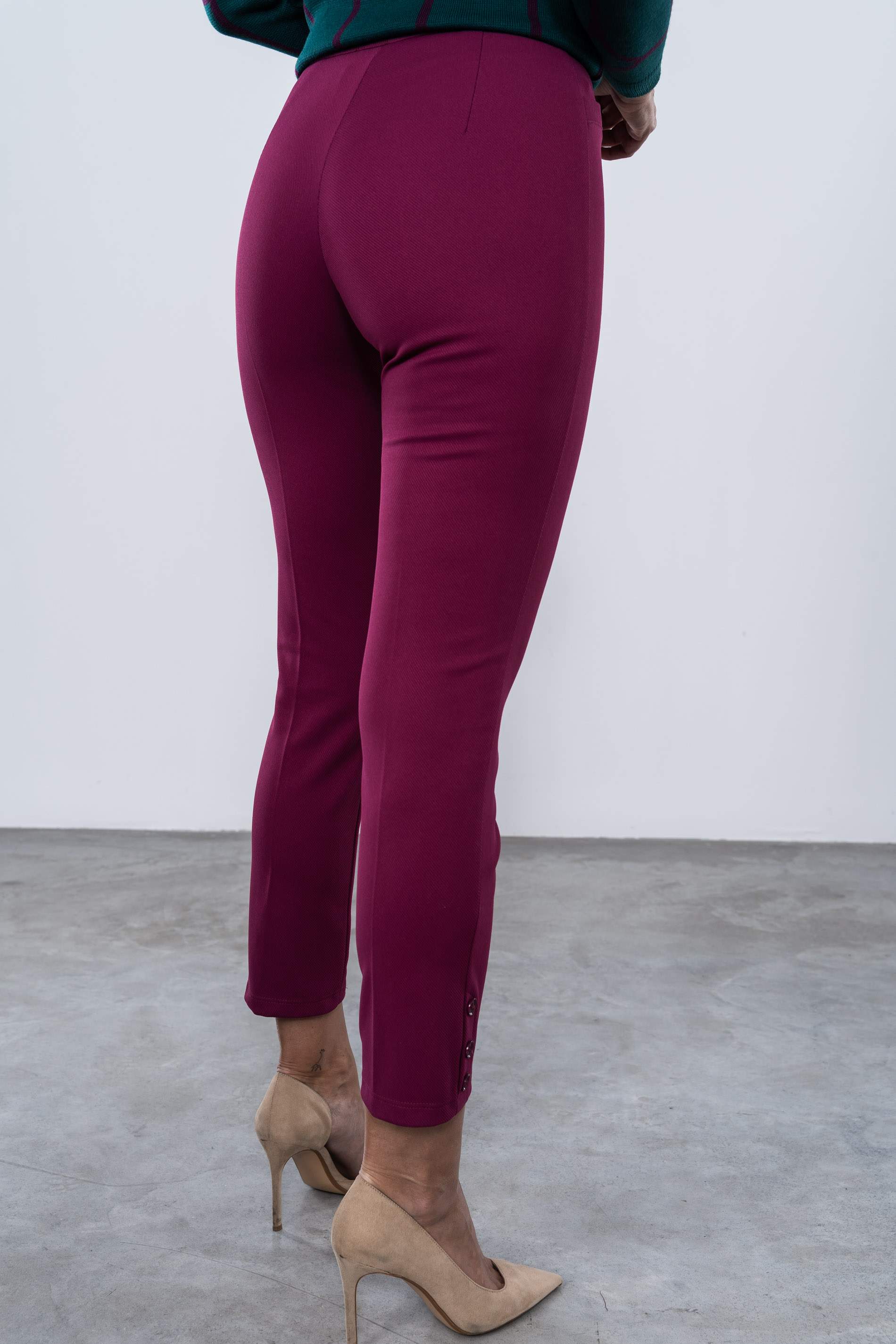 PANTALON BOTONES BAJO BURDEOS