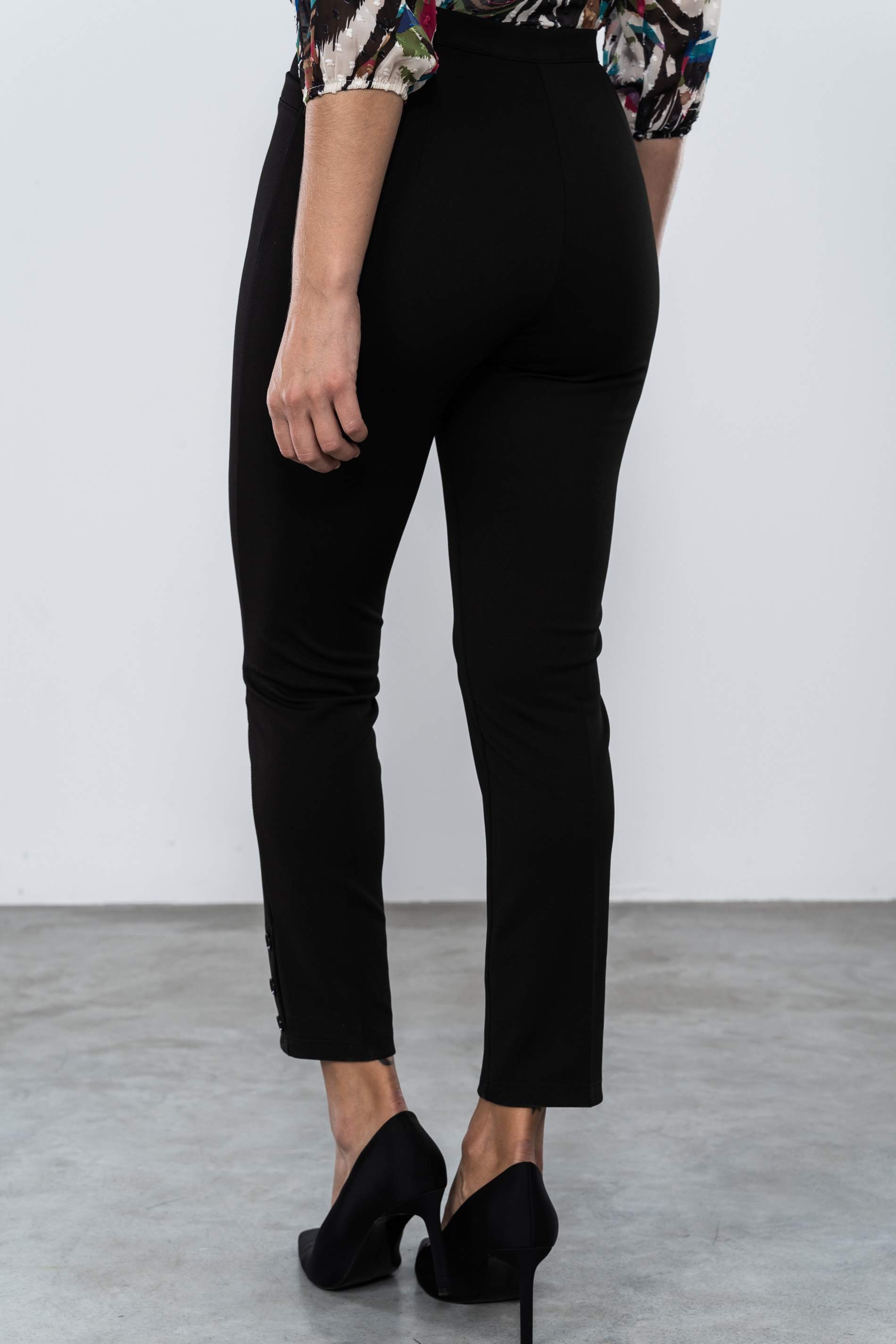 PANTALON BOTONES BAJO NEGRO