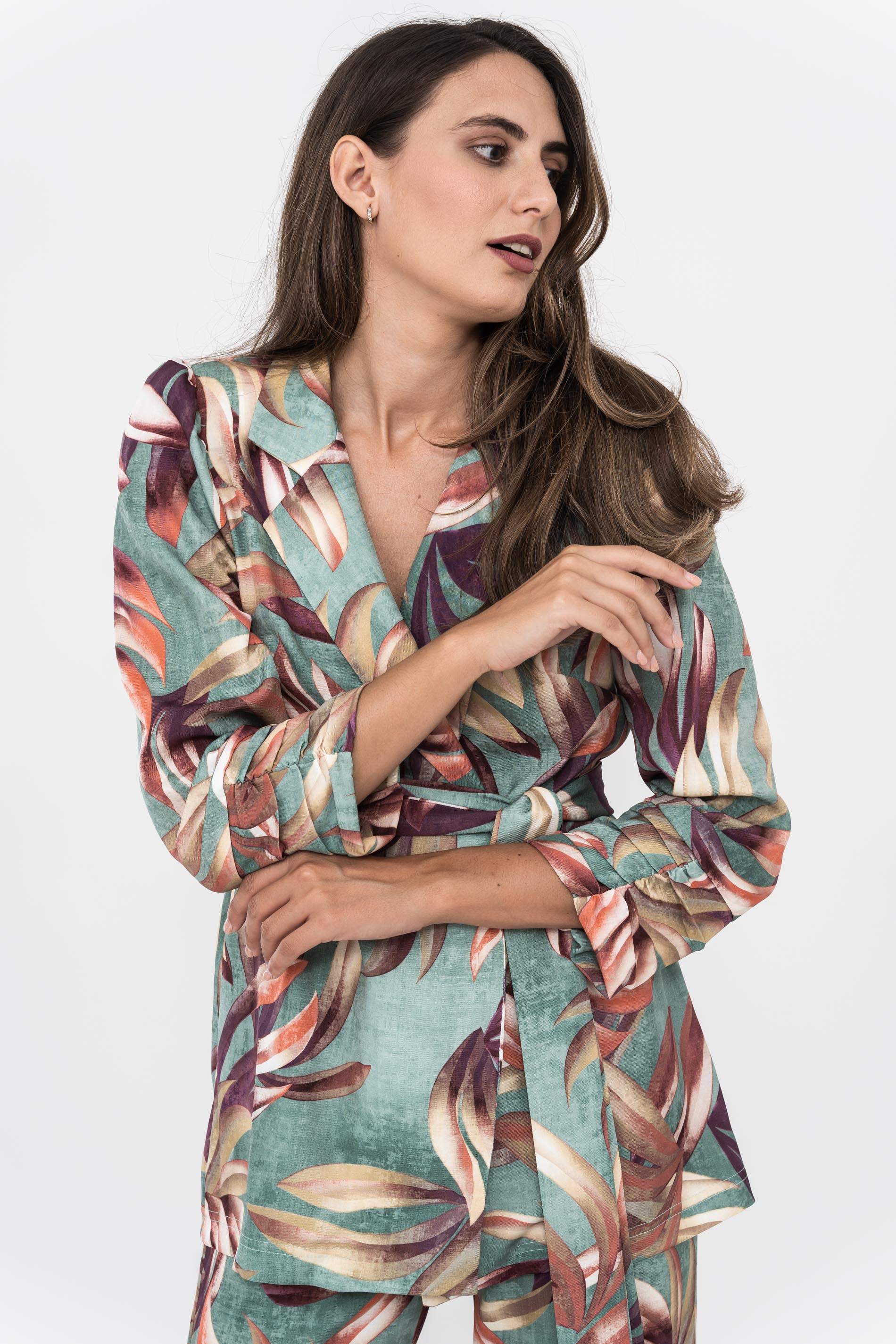 CHAQUETA HOJAS CINTURON MANGA FRUNCE 