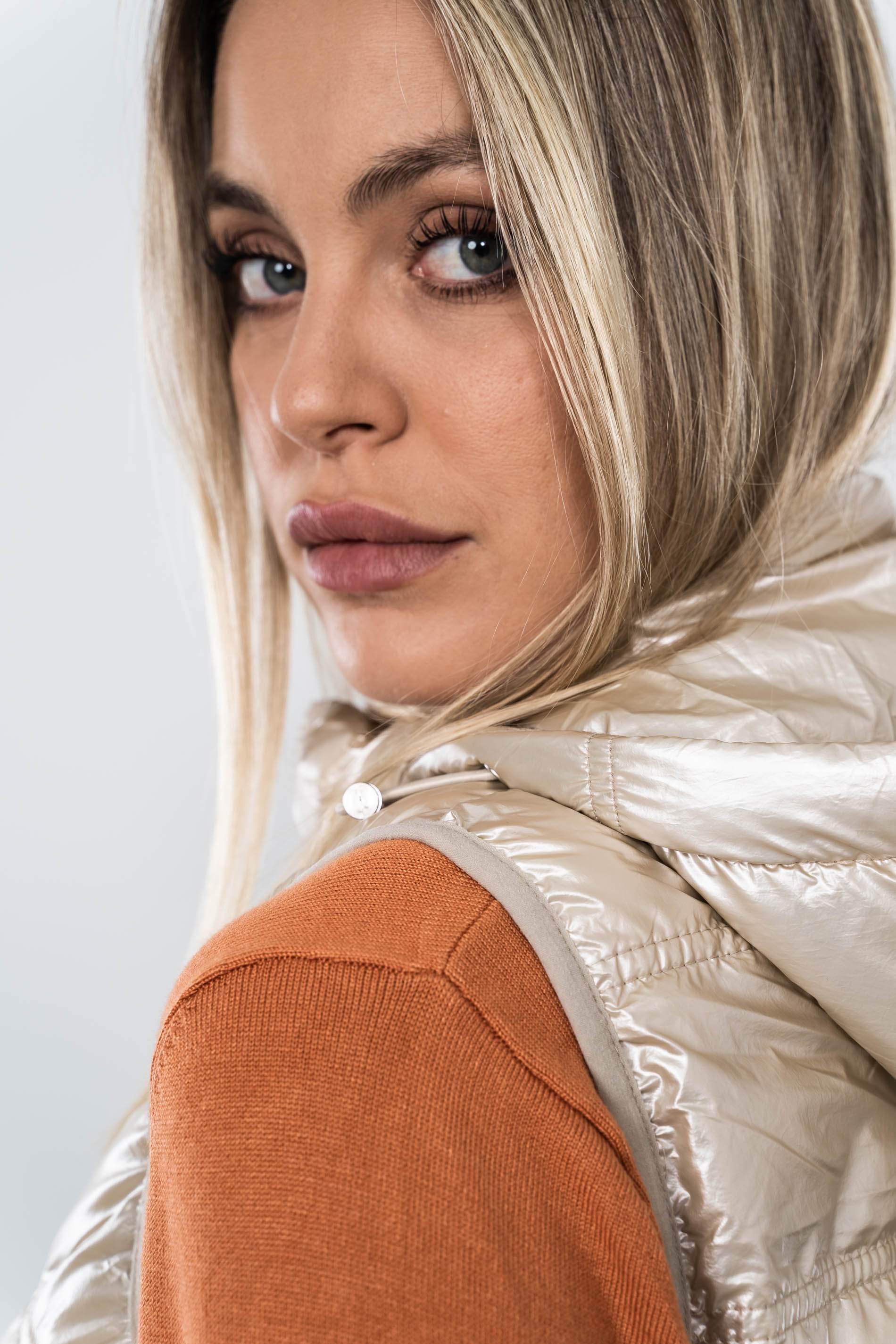 CHALECO LARGO CREMALLERA LATERAL BEIGE