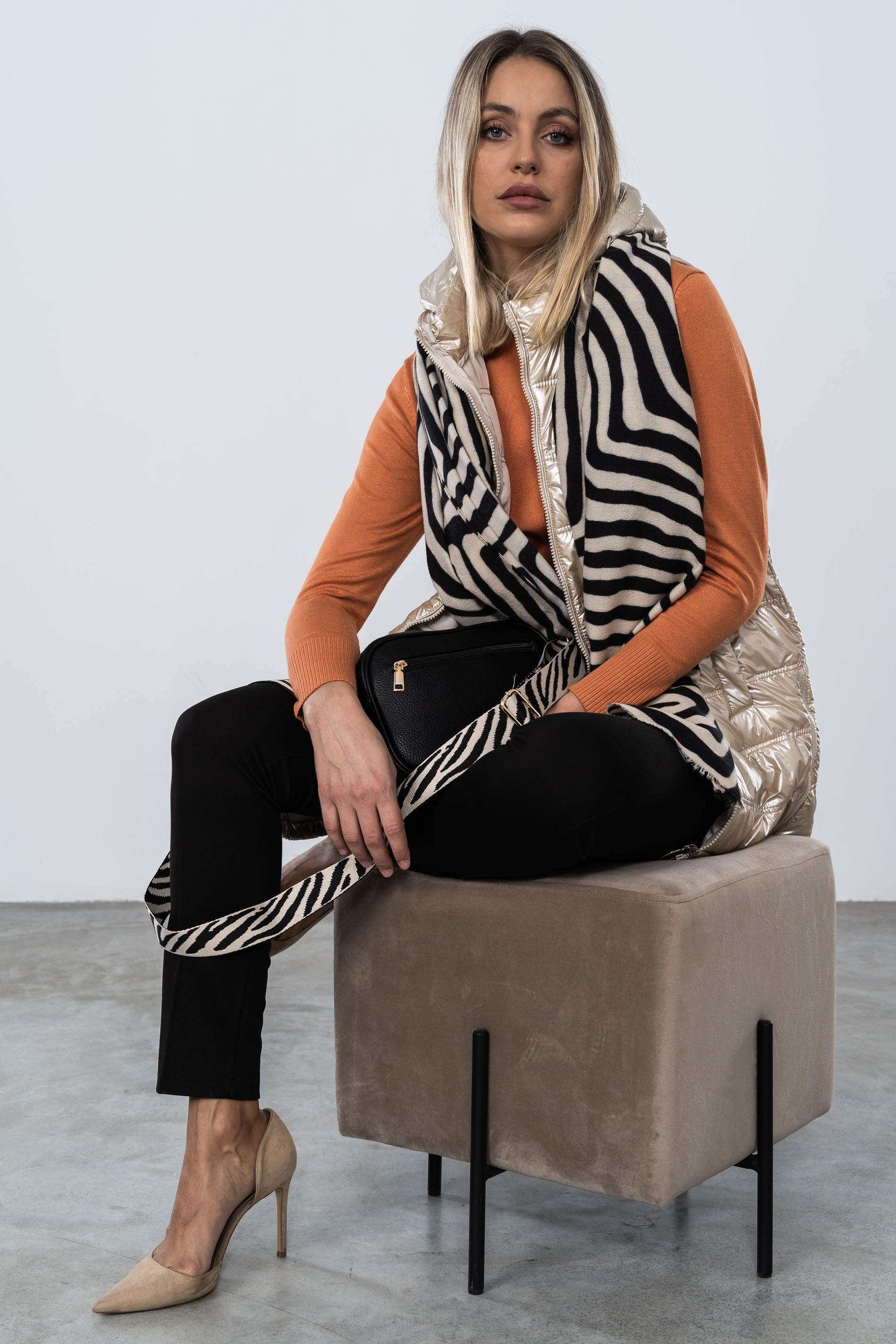 CHALECO LARGO CREMALLERA LATERAL BEIGE