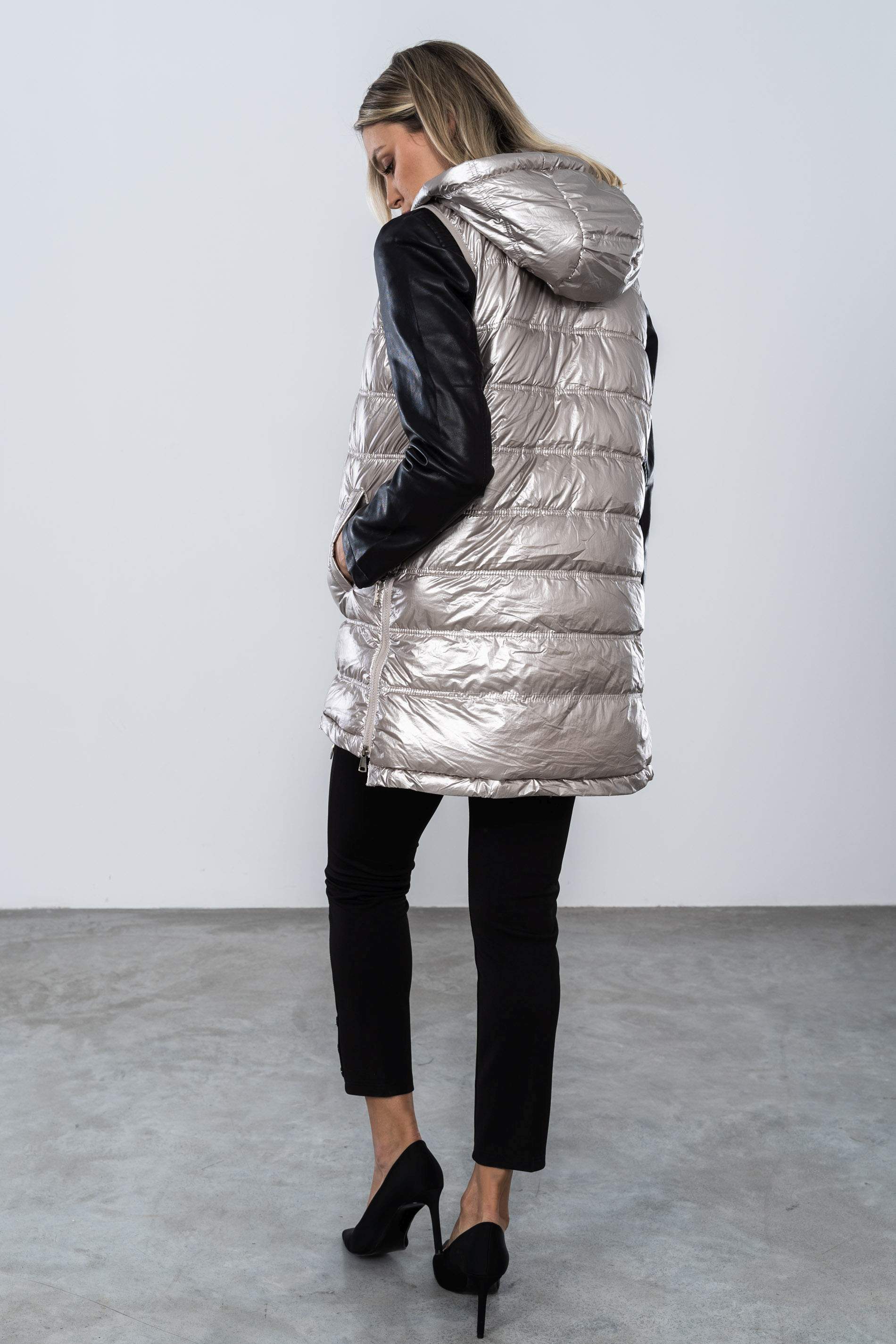 CHALECO LARGO CREMALLERA LATERAL GRIS