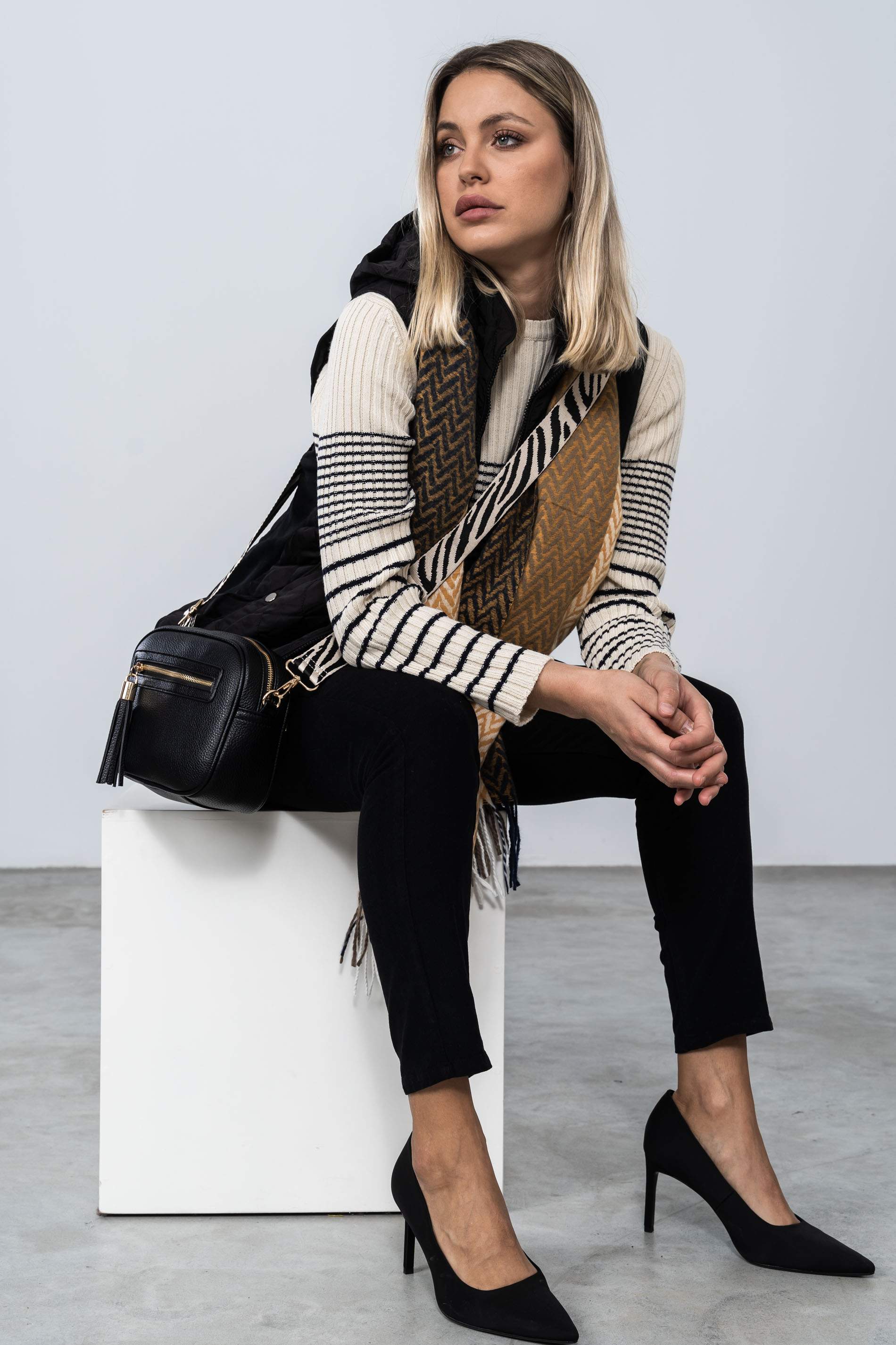 CHALECO GOMA LATERAL ROMBOS NEGRO