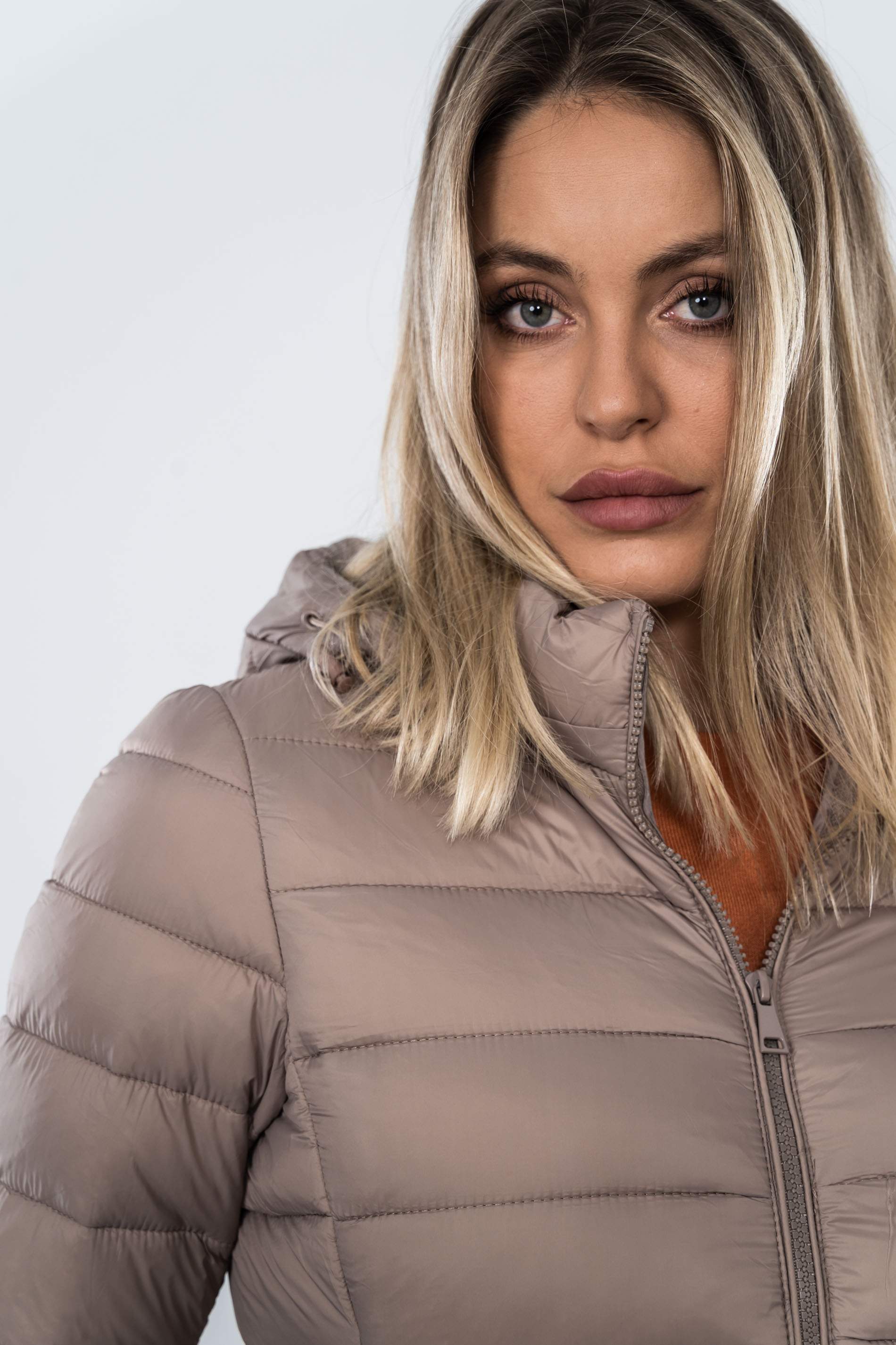 PARKA LARGA CINTURON TAUPE